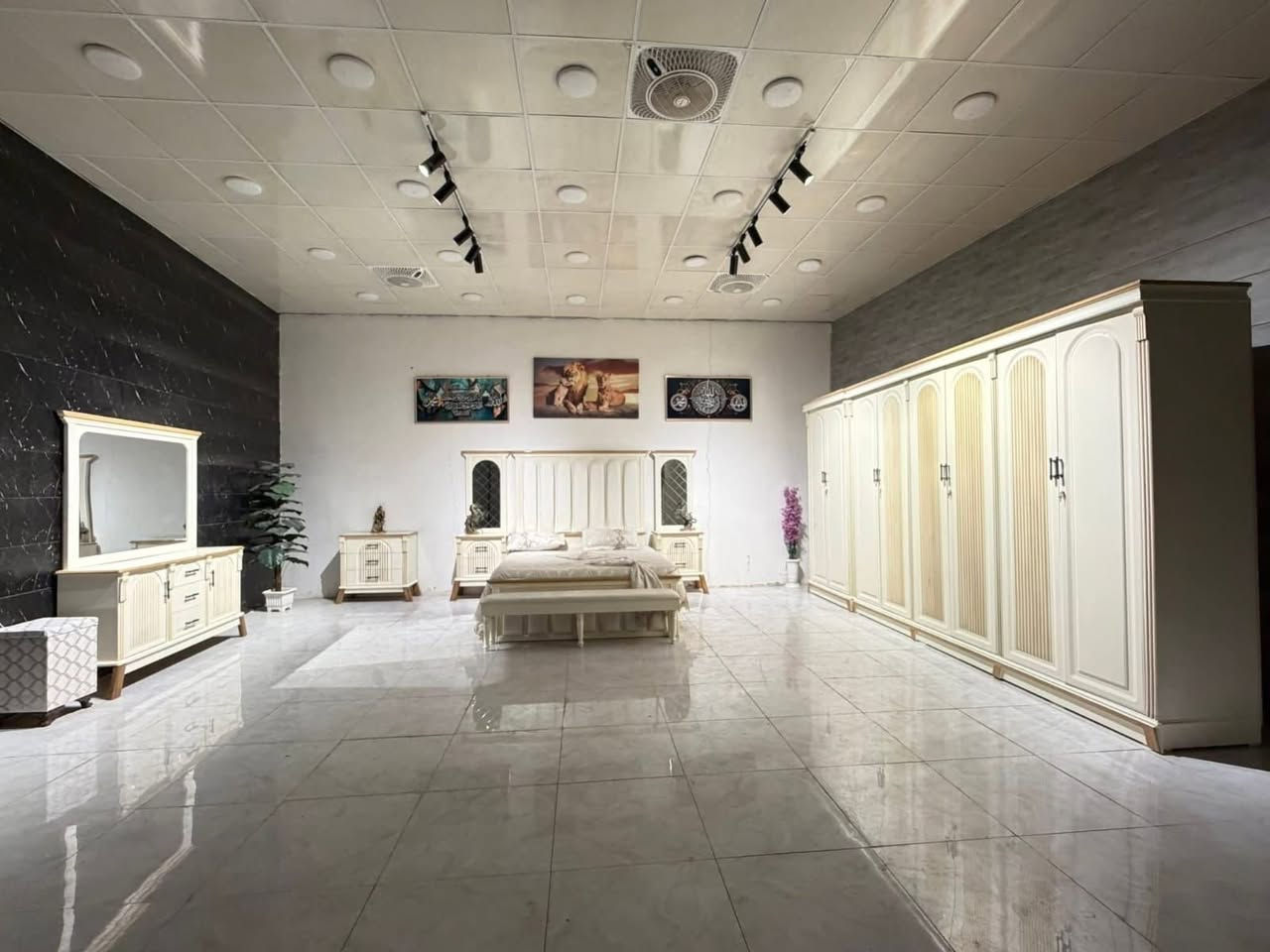 ✨ ليش تختار هذي الغرفة؟
​لأنها "شغل ثقيل" يتحمل الاستخدام.
​تصميمها ما ينتهي موضته (Timeless Design).
​السعر مناسب جداً مقارنة بالجودة والمظهر.
​💬 اترك لنا تعليق بكلمة "تفاصيل" وراح نرسل لك السعر والقياسات فوراً!


**إذا كنت صاحب هذا الإعلان وتريد حذفه لأي سبب، رجاءا أرسل رسالة إلى الدعم الفني**