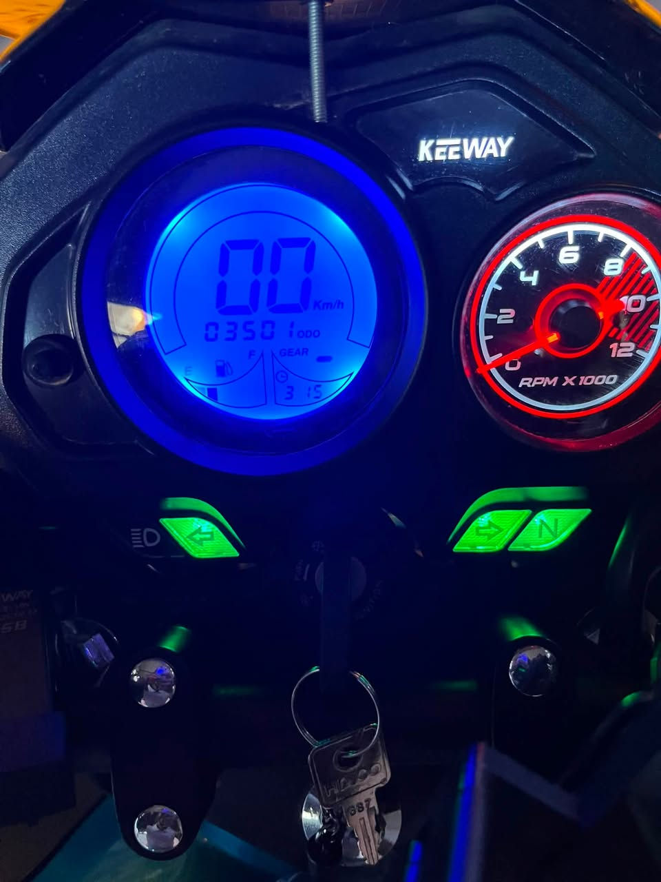 السلام عليكم
دراجة RK 200cc 
ماشية 3000 
موديل 26 رقم أربيل بسمي الدراجة 
والدراجة مابيها اي نقص فقط مبدل بيها قبق گلجات واخذتة من شركة عجلة الخليج والباقي مكفول كفالة عامة 
الدراجة سعرها ( 2650 ) مليونين و 650 وبيها مجال للشراي 
رقمي ***********
