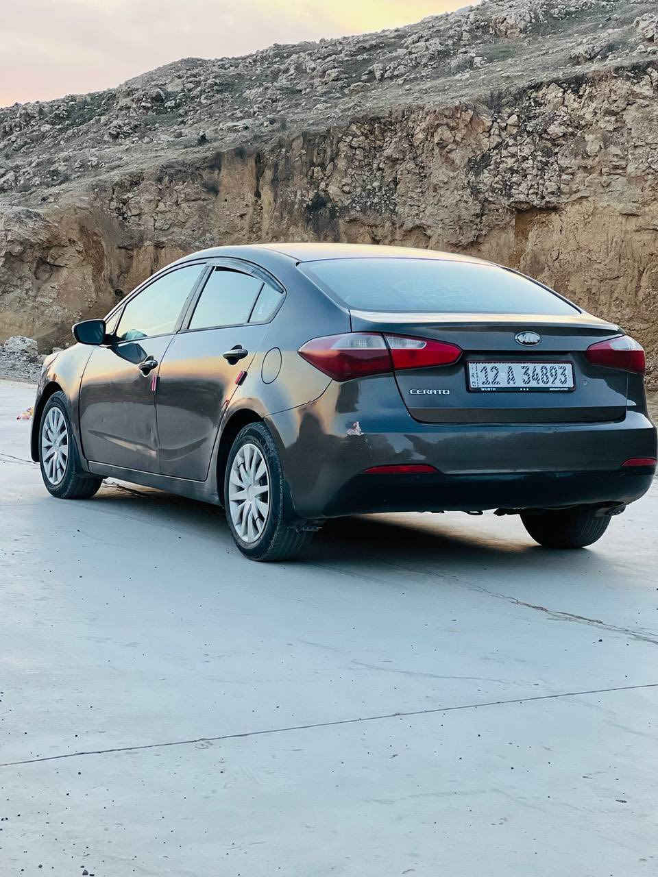 السلام عليكم 

سيراتو موديل 2014 
هيه مامصبوغه عام بس اني ابيع عام الصبغ 
رقم نينوئ ابسمي وهزه جيده ماصارلها شهر 
السياره جاهزه من كل النواحي 
السعر 85 وبيها مجال بسيط   ***********
