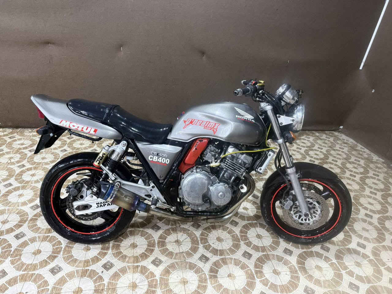 يالله السلام عليكم خوان دراجه بطحه للبيع مكفوله كافله عامه محرك مكفول حجم المحرك 400  دراجه رقم سنويه بسمي واسط الموقع الكوت ***********السعر والتفاصيل خاص او الرقم
