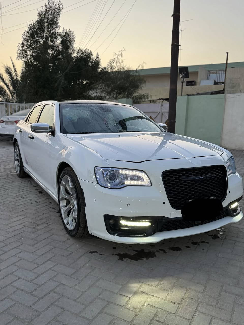 كرايسلر 300c بلاتينوم ليكجري سيريس
فول للأخير 
قياده ذاتيه
نضام تحديد المسار التفاعلي
نضام كروز كنترول التفاعلي (مثبت سرعه )
نضام مانع الاصتدام 
حساس امامي خلفي 
رادار امامي وجانبي 
عدسات LED
‏LED داخلي متغير 64لون
كشنات ودشبول جلد ابيض واسود 
تدفئة وتبريد الكشنات 
اكواب ثلاجه تسخين وتبريد 
بانوراما 
مكينه 3.6 V6
فلتر شوته K&N (ينغسل)
ويل 20 عنكبوت كروم 
اشاره بل مري الجانبيه 
كامره دواره 
شاشه ابل كار بلي & اندرويد اوتو 
نضام الصوت هارمن كاردن ( نفسه الي مستخدم بسيارت المارسيدس والبي ام 
نضام تعتيم المرأة 
كير S مو L وشفتات ستيرن 
نضام SPORT 
حادثها كما موضح بلصور 
البيبان مبدلات نفس اللون
وبيهم بارد 
تصليح الامارات 
السياره موديل ٢٠١٧
مرمز ٢٠٢٠
بغداد مشروع وطني تداور باي مكان 
(السياره بدون ايرباك )
الرقم  ***********
بغداد حي الجامعه
