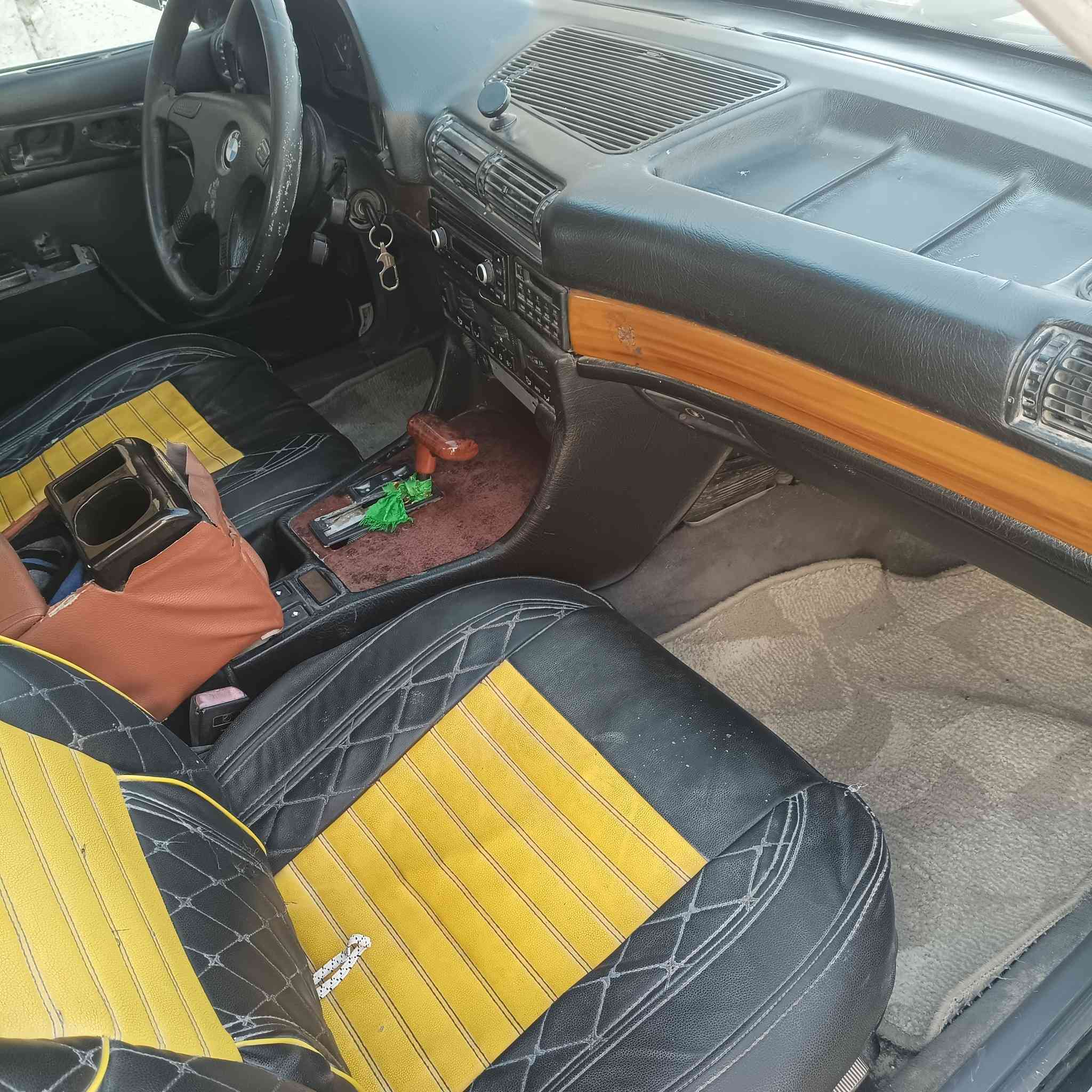 بي ام للبيع العنوان ناصرية سيددخيل 

السعر 25 ورقة وبيها مجال 
كير ومحرك وحدادية شرط 
رقم صدامي سنوية منتهية 2022 للاستفسار الاتصال على الرقم ***********
***********
