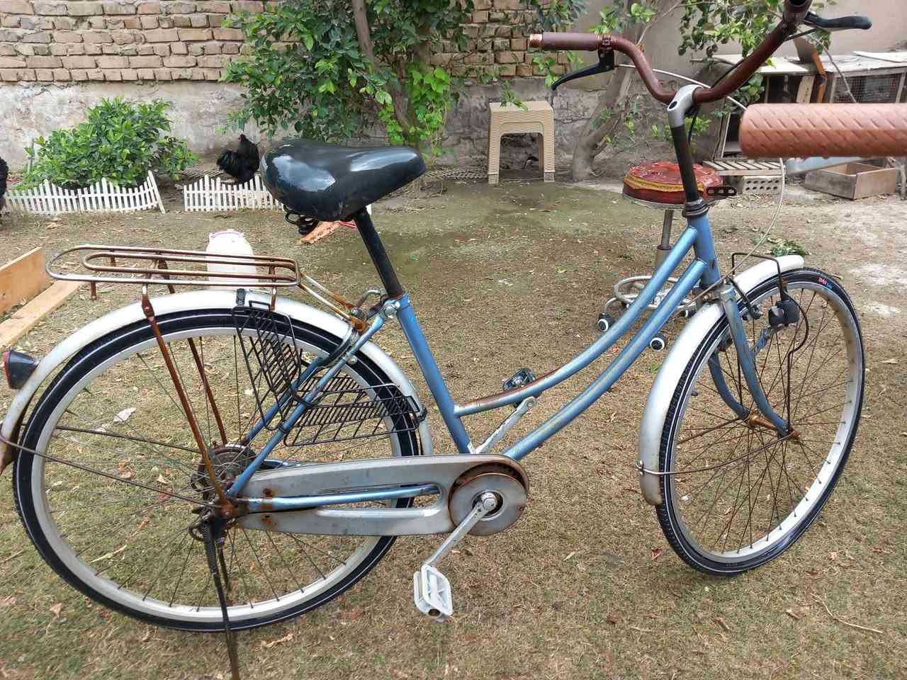 بايسكلات معروضة للبيع في حي الخضراء 
كامل وشغال ( بس يحتاج تبدل زنجيل)
سعر الاحمر ٧٥ الف 
سعر الازرق  ٦٠ الف  
اذا تاخذ الاثنين ينباع ١٢٥ الف 
للاستفسار اكثر تواصل عالخاص او عالرقم 
***********
