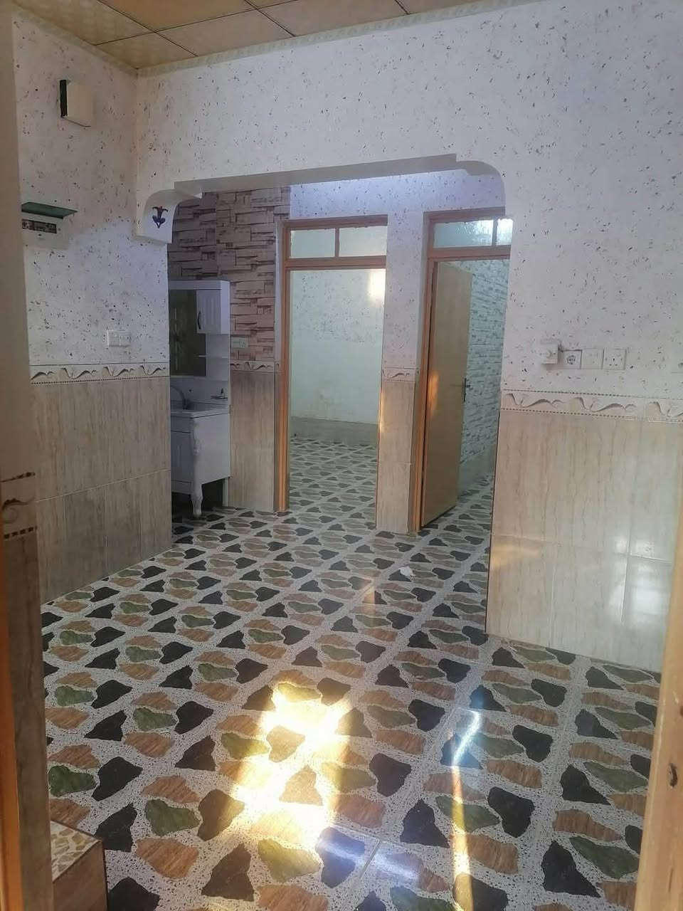 السلام عليكم بيت الايجار مساحه 125متر مربع يتكون من غرفتين نوم استغبال او هوء او  صحيات او مطبخ حس الانتصار خلف المستوصف التفاصيل مراسلت الصفحه الخاص مفتوح بدل الإيجار 250الف ***********
