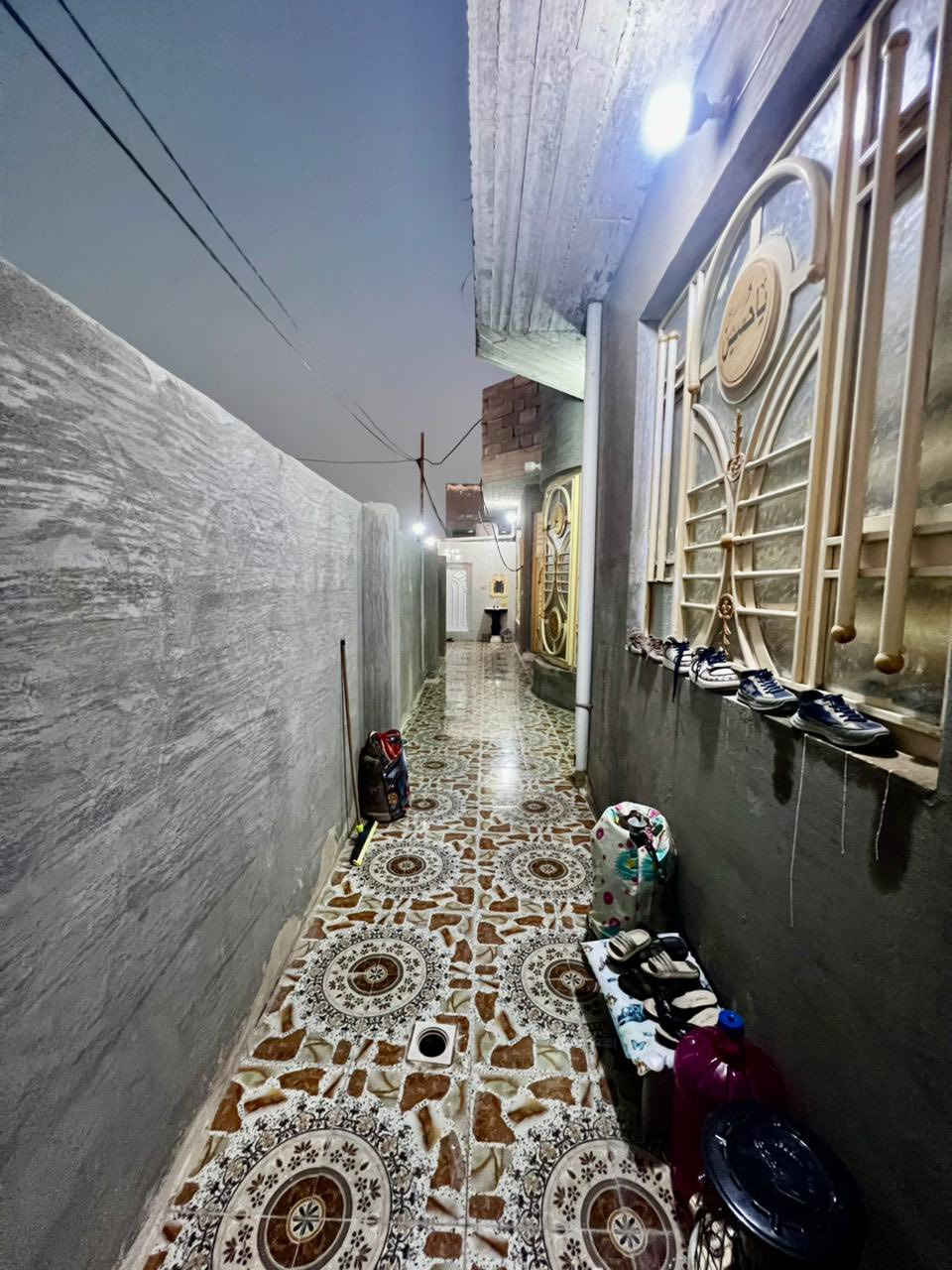 بيت للبيع مساحة 200م يحتوي البيت على مطبخ وصاله والاستقبال وغرفه وصحيات خارجيه وداخليه وبيت بناء حديث سنة2021 بيت طابق واحد المكان حي الامام علي رابع شارع قرب سيطرة الالبان القديمه . 
الاستفسار على الارقام
***********
***********
