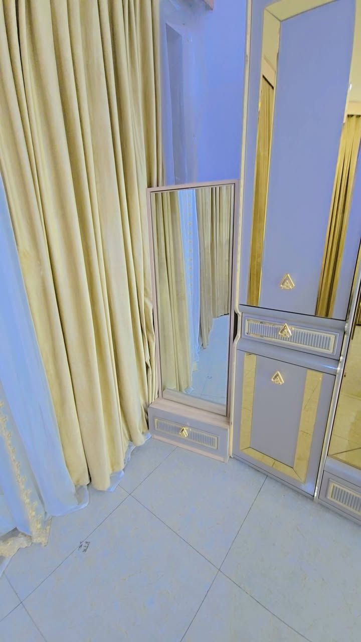 سلام عليكم غرفة  تركي ١١ قطعة خشب ثقيل 
اناره لمس جرباية مخزن برغي جوي حديد نضافة ٩٠ بل مية مكاني بغداد  متواجد بس واتساب ***********
