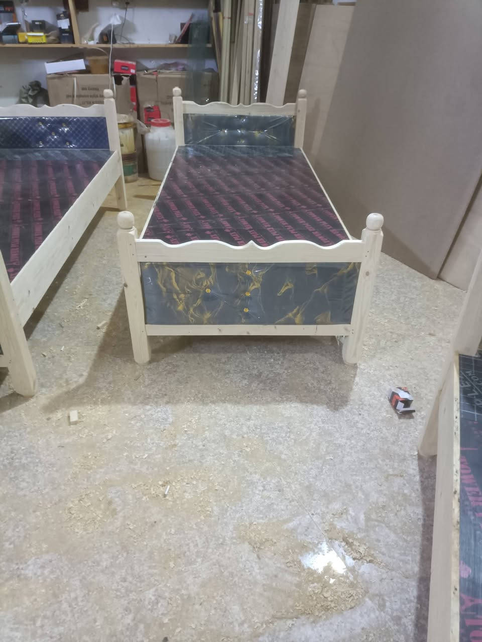 يوجد لدينا اسره خشب نفر ١ بأشكال مختلفه الخالص حي الجنود ***********
