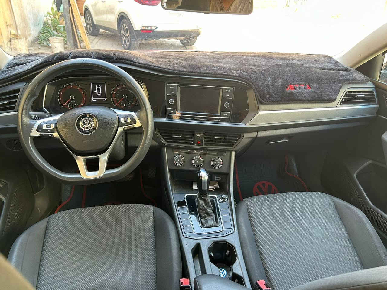 السلام عليكم 
فوكس واجن جيتا 2019
مواصفات s
اللون احمر 
مواصفات معروفة رادارات امامي خلفي وجانبي 
هندبريك بصمة 
گير اوتو وعادي 8 نمر
شاشه كبيرة 
ويل كب
السيارة بدون صبغ بيها فقط الدعامية الامامية تبديل بسبب السرقة ، وبيها بارد بالباب الخلفي حادث بالعراق 
ايرباك سليم عدا البردة مالت الباب الخلفي
الرقم اربيل 
متواجد في اربيل 
السعر 135 
التواصل *********** واتساب واتصال 
صور الحادث مرفقة مع الصور
