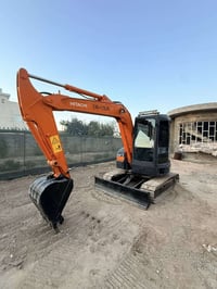 حفار صغير للبيع هيتاشي  منفيس  مشتغله قليل بالعراق   ‏zaxis UR 55/  عد...