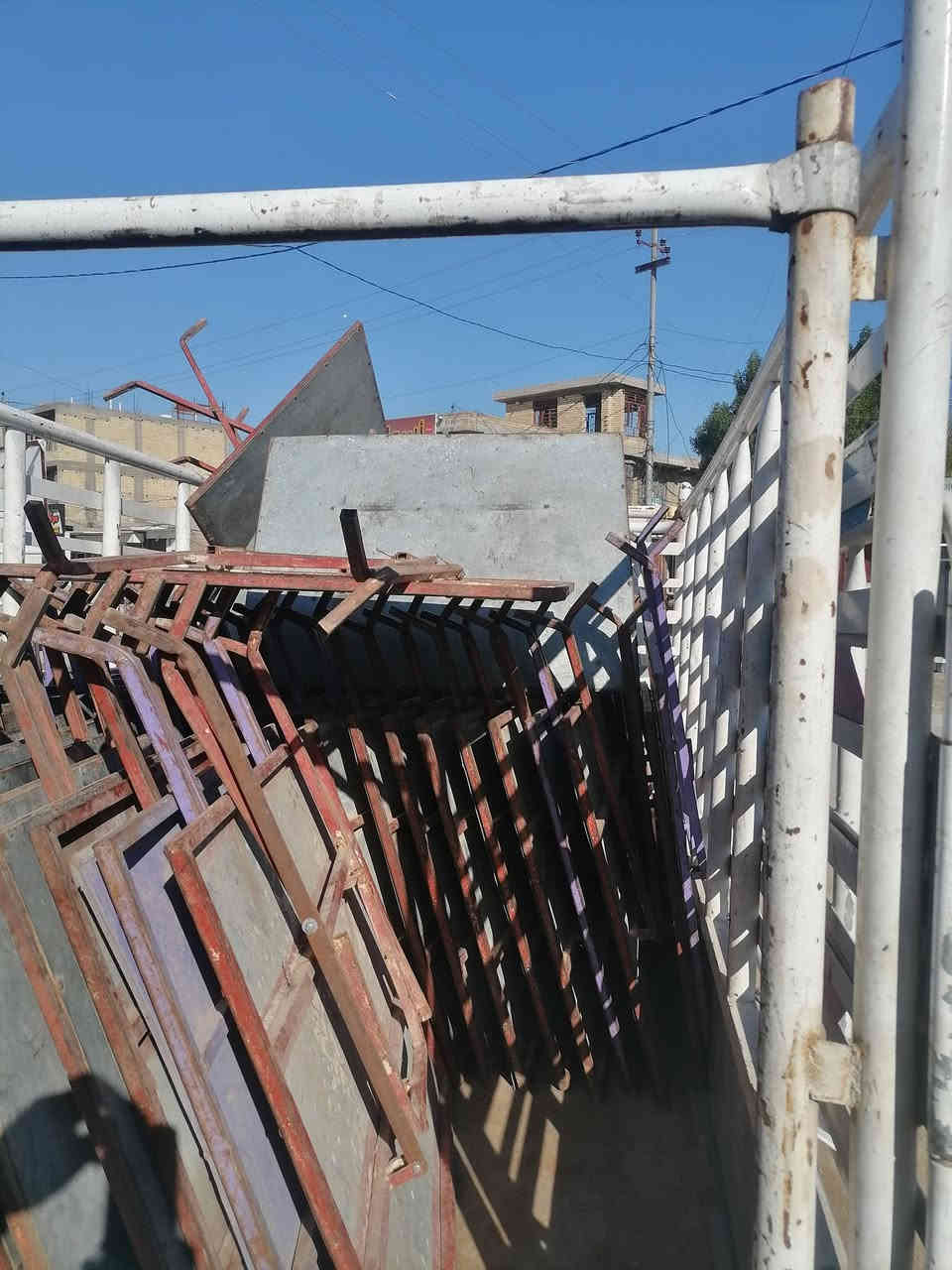 ميز حديد مقلون نظيف العدد ٧٠ بغداد ***********
