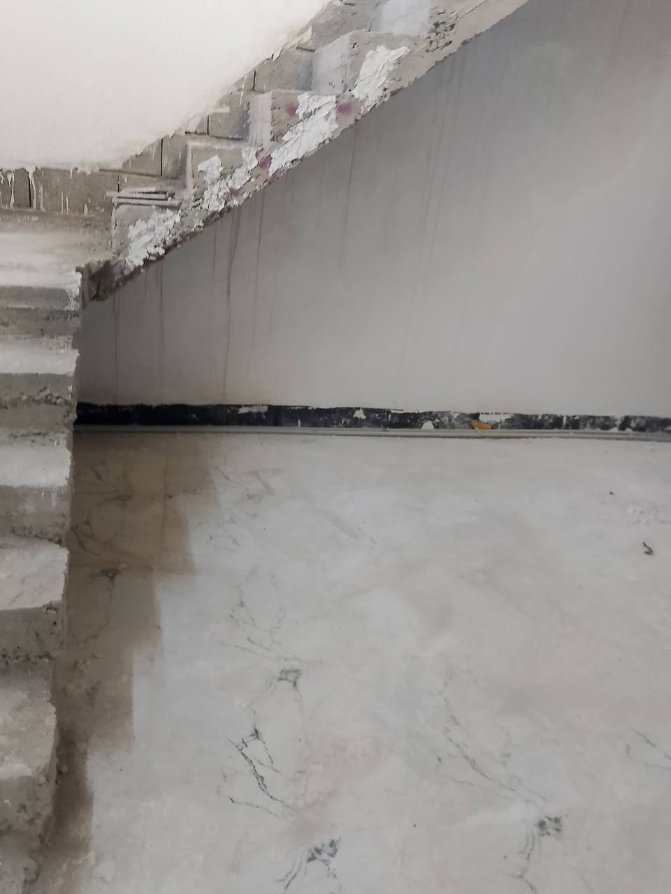 بيت الإيجار مساحه 100 متر طولني مكان نهايه العسكري موقف كوسترات من جهه الايسر طابق  ثاني مطلوب عائلتي صغيره السعر 125 الالف للاتصال علي رقم ***********
