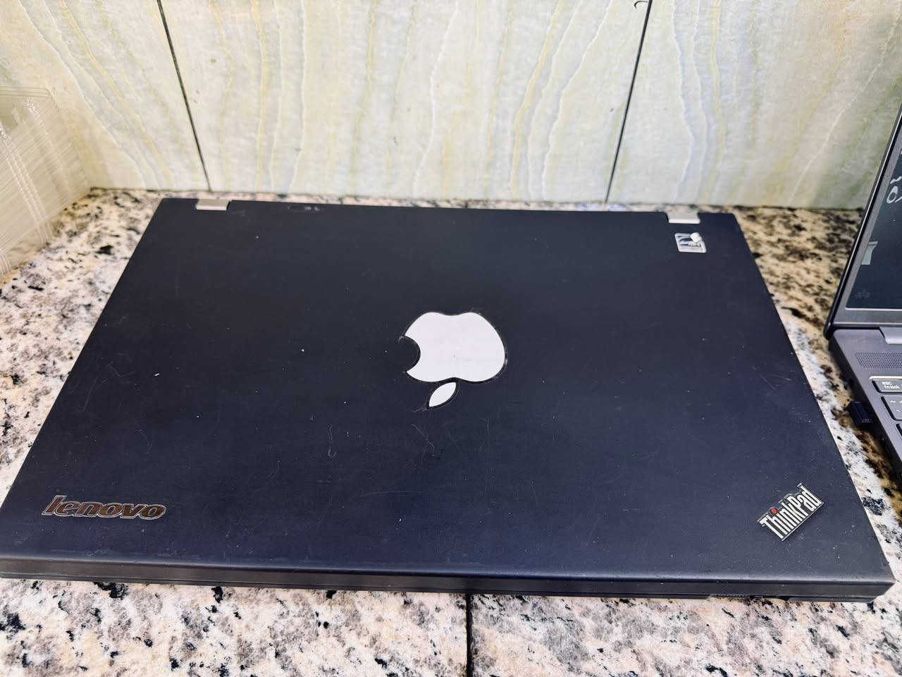 لابتوب Lenovo ThinkPad W530
جهاز قوي من فئة الأعمال، معروف بالمتانة والأداء العالي.

المواصفات:  
• المعالج: Intel Core i7-3820QM بسرعة 2.70GHz (4 Cores / 8 Threads)  
• الرام: 8GB  
• كرت الشاشة: NVIDIA Quadro K2000M سعة 2GB  
• كرت شاشة مدمج: Intel HD Graphics 4000  
• الشاشة: 15.6 بوصة  
• نظام التشغيل: Windows 10 Pro جديد بعد الفورمات  

المميزات:  
• أداء قوي للبرامج الثقيلة والتصميم  
• مناسب للطلاب والمهندسين  
• هيكل ThinkPad متين جداً  
• الجهاز نظيف وجاهز للاستخدام

السعر: 175 الف وبي مجال


**إذا كنت صاحب هذا الإعلان وتريد حذفه لأي سبب، رجاءا أرسل رسالة إلى الدعم الفني**