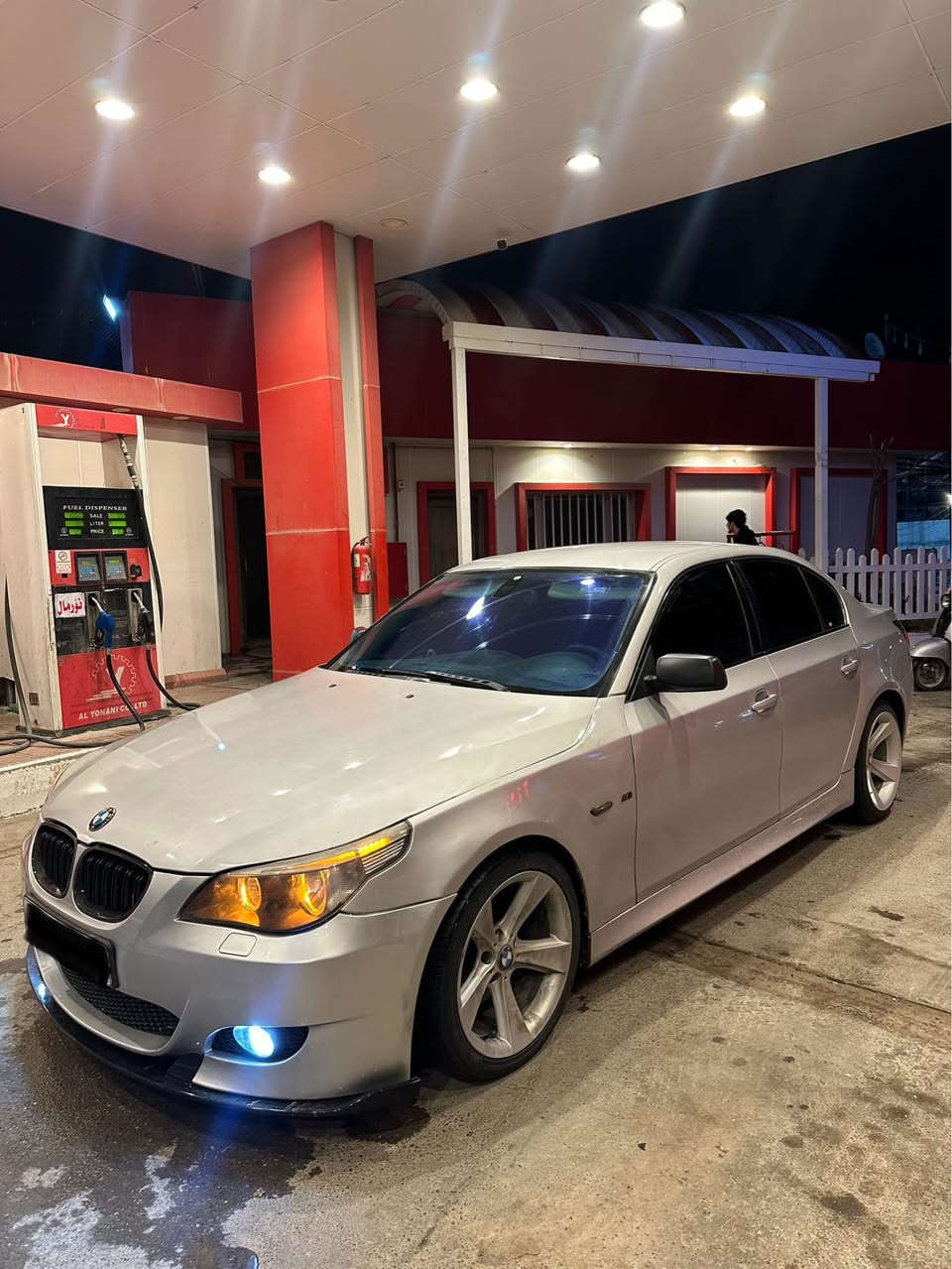 ‏Bmw E60 530i
بی ئێم چاوەبرۆ  ٥٣٠ مۆدیل٢٠٠٤
تێبین سیارەکە سوکان بلاد خۆمان 
مەنەفێست غرامە  بەشەرتە ٢٠٢٢داخیل بوە 
مواسەفاتی  کوشین جلدو کوشین هیتەر  کامل کراوە بە M5
دەبل گێڕە  چوار تایەی ویلی لۆک بۆ بەستراوە 
سەیارەکە مەکینە ٥٣٠ سەقەرە مرغوب  سیارەکەزۆر  خاوێن و جوانە 
سبوغ سەقف و حیزام بەشەرت پێش پشتی کەپسە گێر مەکینە بەشەرت 
ژ.م ***********
*********** واتساب أربيل, العراق
