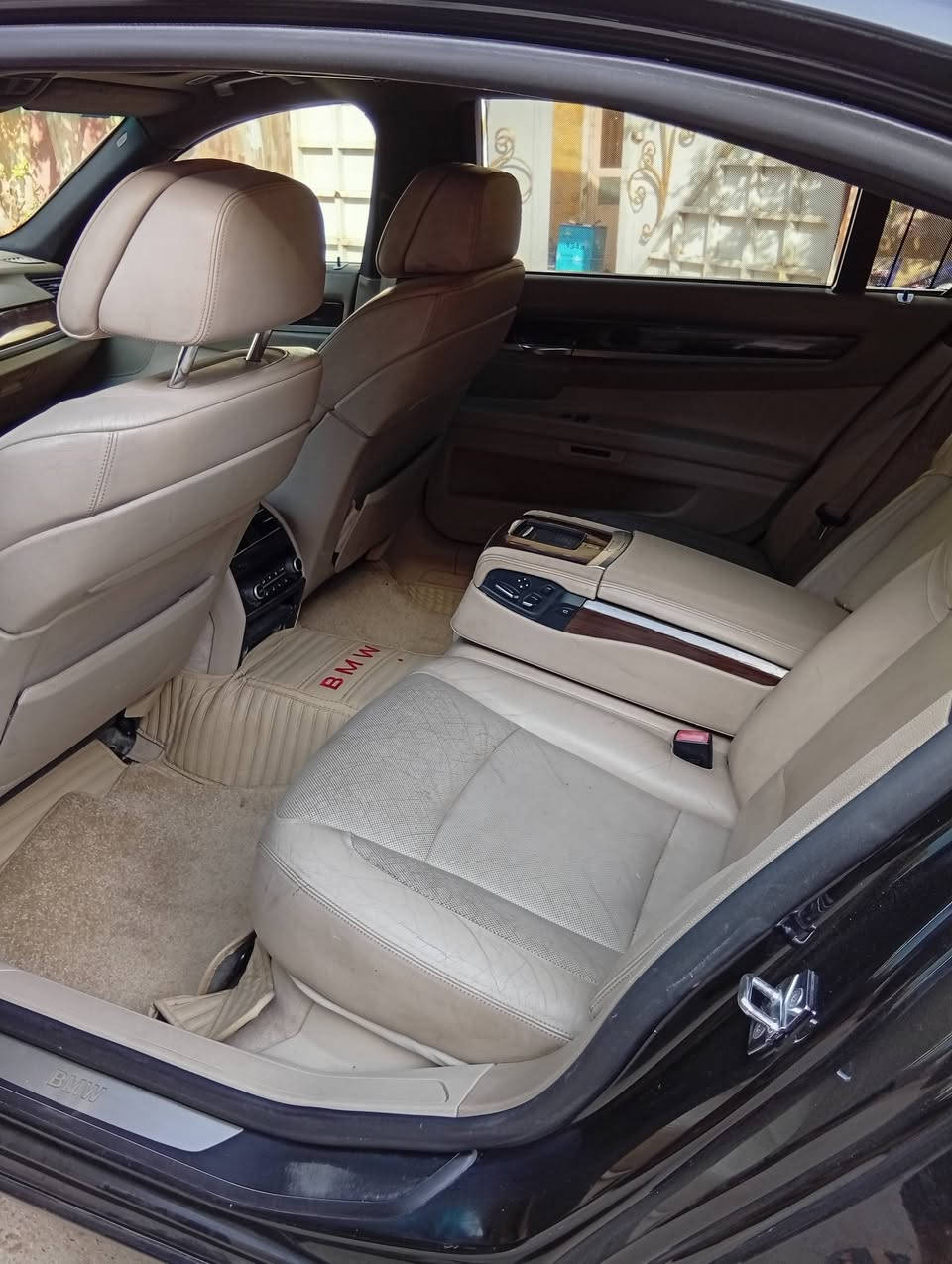 سلام عليكم للبيع BMW
موديل 2009 رقم بغداد حجم المحرك 750 مصبوغه حزام جاملغ  الخلفي السائق طخه بسيطه والباقي مكفول المواصفات / رادار ذاتي شوب ناظور ليلي كاميرات محيطه رادار بالمري ستيرن كهربائي كشنات تدفئة وتبريد تخم تاير صدر امامي وخلفي جديد مع ادامه كامله لمنظومة التبريد ومواصفات كثيره السعر 150 وبي مجال أو الغمراوي حسب القناعة عنوان بغداد الشعب موبايل ***********
