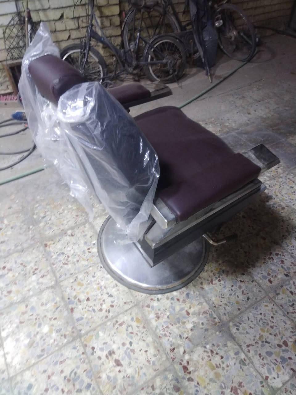 كرسي للبيع بسعر مناسب جدا..
***********
