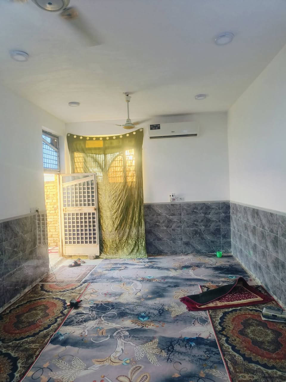 بيت للبيع حي الكوفه شارع المعارض السيارات شارع المولده مساحة البيت 200  غرفتين وصاله ومطبخ واستقبال صحيات خاريجه وداخليه البيت كامل عوزه فقط ارضيه سيراميك الباقيه كله كامل بنات طابوك حديث صار 8 أشهر من كمل سعر 40 بيه مجال ستفسار تصال واتساب 
***********
