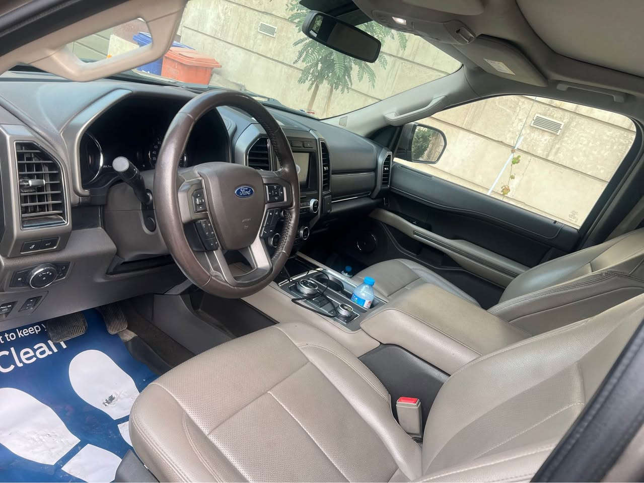 فورد اكسبيدشن موديل ٢٠١٩ استلام ٢٠٢٠ شركة القاصد XLT محرك 3500 تون تيربو اعلى فئة بلXLT ماشية 95 الف كيلو مقاعد جلد ملكي بانوراما شاشات دجتل شاشة كبيرة كراسي كهرباء والخلفي ايضا كهرباء قلاب جنطة كهرباء وميزة الفتح بلرجل رادارات جانبية ونقط عمياء تحكمات ستيرن مع تحديد مسار كشنات تبريد + تدفئة داخل لونين ٣ وضعيات خزن ميموري ستيرن كهرباء + هيتر بلستيرن مري شفط كهرباء + اشاير بلمراية بصمة ابواب + دخول ذكي وبعد بيها هواي مواصفات السيارة جديدة بمعنى الكلمة صيانة دورية داخل الشركة من زيوت ودسكات وتايرات برغي ممفتوح بيها وجاهزة من كل النواحي رقم اربيل وبأسمي من الاستلام لحد اليوم مكان السيارة المنصور للاستفسار الاتصال على *********** بغداد, العراق
