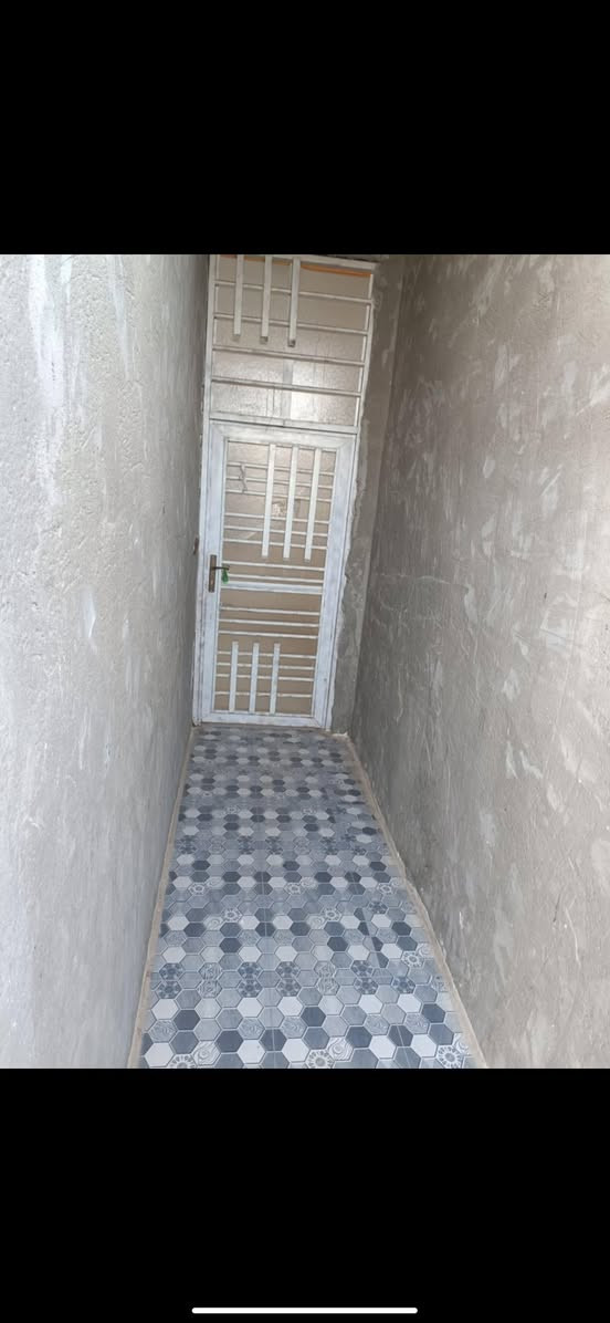 بيت للايجار ورديه خارج خلف مستشفى الكفيل مقابل مدرسه الشهيد احمد العبيدي يتكون من هول واستقبال مفتوح على الهول ومطبخ صغير 2 ونص في 3 وغرفتين نوم وحده جوه ووحده فوك الفوك مو كامله وصحيات داخليه وخارجيهه
ايجاره 250 وبيه مجال 
0778 075 4398
