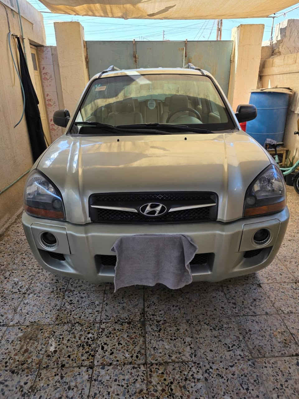 نوع سياره توسان مديل ٢٠٠٩ سنويه باسمي مجدد لسنه ٣١ بلاد بس مصبوغه صبغ عام لجماليه مكفوله من ضربه ومكفوله حداديه ومكينه وكير  وبيها تخم تاير  تبريد شغال كهربائيات كلها شغاله السعر ١٠٥ البصره الزبير رقم راعيه ***********
