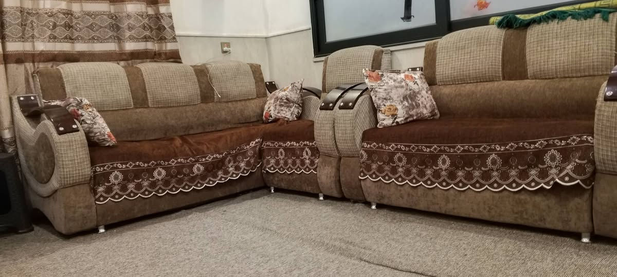 طخم قنفات للبيع خمس قطع
ثلاث قطع كبير و اثنين  صغير 
نضيف حييل 
9 أمتار 
المكان برطله 

ت/***********

سعر 180 بي مجال
