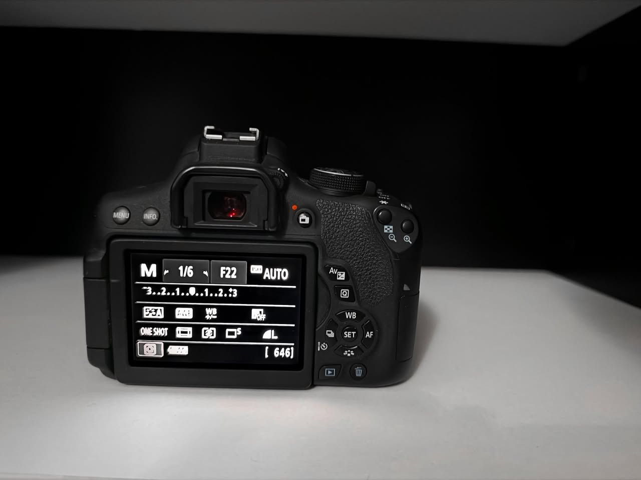 السلام عليكم،
كاميرا Canon EOS 750 للبيع نظيفة جدًا

🔍 العدسات الملحقة:
1. عدسة Canon 18-55mm IS STM
2. عدسة Sigma 70-300mm DG Macro

📦 الملحقات:
* العلبة الأصلية + الكاتلوكات.
* الشاحن + البطارية.
* حزام الرقبة الأصلي من Canon.
* أغطية العدسات والكاميرا (Caps).

♦️السعر 600 ألف (الكاميرا + العدستان) بيها مجال بسيط جدًا.

🔴 الكاميرا تُباع بكج كامل (الكاميرا + العدستان).


**إذا كنت صاحب هذا الإعلان وتريد حذفه لأي سبب، رجاءا أرسل رسالة إلى الدعم الفني**