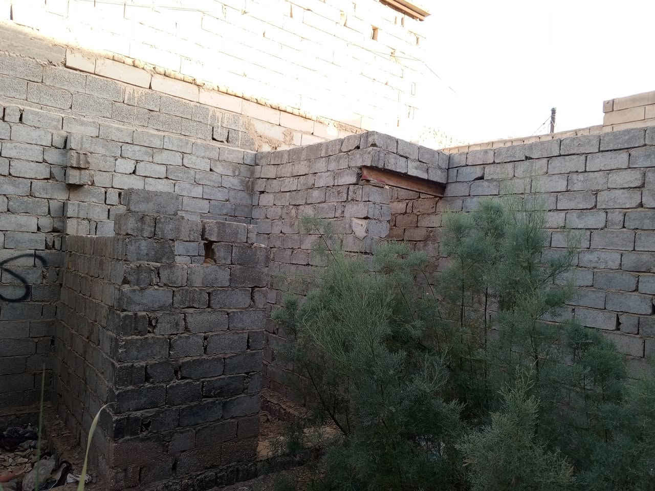سلام عليكم عرصه مبينه هيكل 130متر مكان نجف سهيليه خلف محطه ربال قرب جسر الامام علي
رقم واتساب ***********
