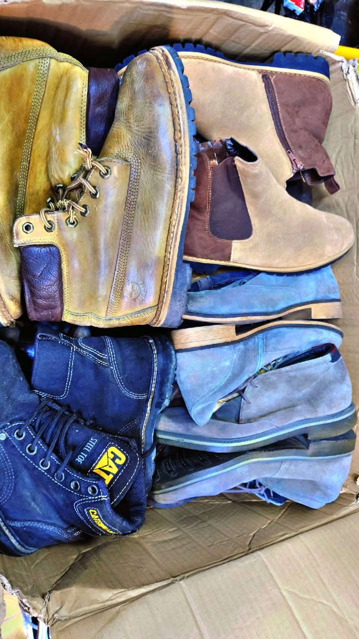 بوت رجالي سعر كرتون 75 ألف ٣٣ قطعه بي يعني قطعه ٢٠٠٠ دينار آخر ٤ كراتين للاستفسار وتساب ***********
