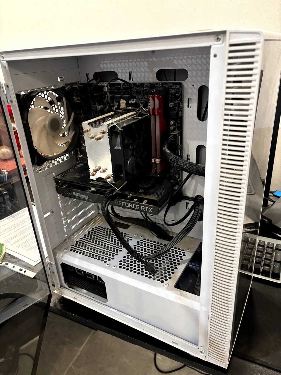 سلام عليكم شباب حاسبة للبيع
المواصفات 
Ryzen 5 2600
Ram 16gb 3200mhz rgb
Asus B450 
Ssd128gb+1tb hdd
Rtx 3050 8gb
Psu 650w bronze 
وياهة شاشة دهوا FullHD
مكاني بغداد موجود توصيل 
الحاسبة متروكة يعني بس شوية تراب القطع ممتعوبة ممشتغلة هواي
سعر الكيس و الشاشة 600 الف


**إذا كنت صاحب هذا الإعلان وتريد حذفه لأي سبب، رجاءا أرسل رسالة إلى الدعم الفني**