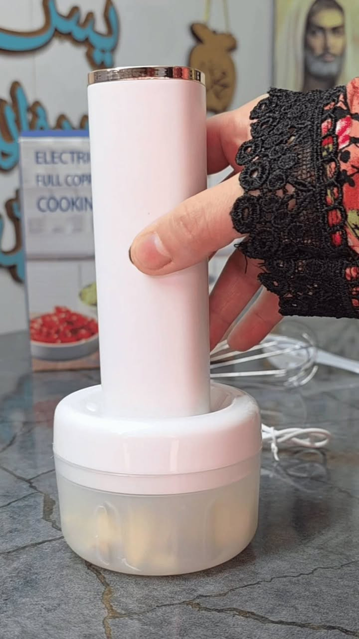 محضرة طعام 2 في 1 (خلاط لاسلكي + مفرمة كهربائية)

الاستخدامات:

خفق البيض والكريمات بسرعة وسهولة.

تحضير العجائن الخفيفة والمعجنات.

تقطيع الخضروات، الثوم، البصل والفواكه الطازجة في ثوانٍ.

مثالية لتحضير وصفات يومية سريعة وصحية.

المميزات:

تصميم عصري أنيق متوفر بألوان متعددة (أخضر، أبيض، وردي) ليتناسب مع مطبخك.

جهاز 2 في 1 يجمع بين الخلاط اليدوي والمفرمة الكهربائية.

محرك نحاسي قوي يمنح أداءً عاليًا مع كفاءة في التقطيع والخلط.

لاسلكي وقابل للشحن عبر كابل USB مرفق، لتستمتع بسهولة التنقل والاستخدام في أي مكان.

ملحقات متعددة:

- شفرة معدنية دقيقة للخلط.
- وعاء شفاف للتقطيع.
- أداة لفصل البيض.

سهل التنظيف بفضل الأجزاء القابلة للفك والغسل.

محتويات الصندوق:

محضرة الطعام (الجهاز الأساسي).

وعاء شفاف مع شفرات للتقطيع.

رأس خلط معدني (خافق).

أداة لفصل البيض.

كابل USB للشحن.

الملاحظات:

أبعاد المنتج: 29 × 10 سم.

أبعاد الغلاف: 18 × 20 × 8 سم.

بلد المنشأ: الصين.
للحجز والاستفسار ***********
رقم المنتج AFTMY
