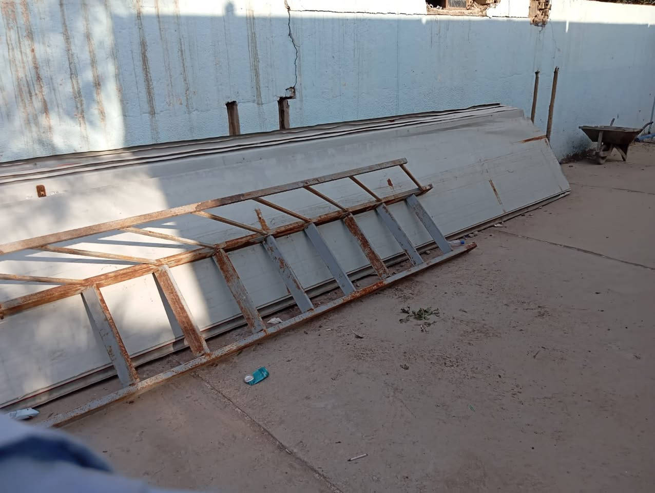 سلام عليكم سندويج سطحي سقف عدد٥ طول ٨ مترات مثل مموضح بصور للبيع بيهن بس اول وحده موضحه بصوره معوجه مكانه بغداد بجميله للاستفسار ***********
