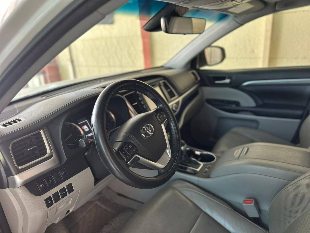 (Toyota Highlander) تويوتا هايلاندر 
موديل 2018

 المحرك: 6 سلندر V6

سعة المحرك: 3.5 لتر

ناقل الحركة: أوتوماتيك 8 سرعات

الدفع: أمامي FWD أو اختياري رباعي AWD

مقاعد جلد فخمة

✔ تشغيل عن بعد

✔ فتحة سقف

✔ شاشة وسطية + كاميرا خلفية

✔ بلوتوث + USB

✔ تبريد أوتوماتيك 3 مناطق

✔تدفئة وتبريد المقاعد الامامية

✔ تحكم من المقود

✔ تنبيه حركة خلف السيارة RCTA

✔ حساسات أمامي وخلفي

✔ مثبت سرعة Cruise Control

✔عدد المقاعد: 7 راكب

✔سعة الشنطة: جيدة وتكبر بطوي الصف الثالث

✔وسائد هوائية أمامية وجانبية

✔ نظام ABS + EBD

✔ نظام VSC (ثبات السيارة)

✔ نظام التحكم بالصعود Hill Start Assist

✔ليتمد فول مواصفات/ Limited

للإستفسار الاتصال على الرقم/***********
