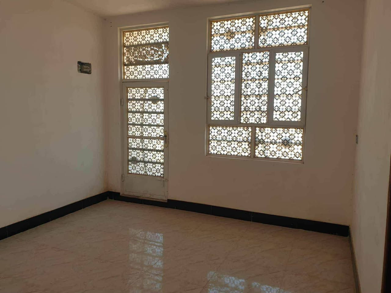 يتوفر  بيت للبيع في كربلاء  الابراهيميه   حي الرباب مساحه  ١٠٠متر    عقد 35
بناء حديث وقريب على شارع الزوار يحتوي على غرف ٢وستقبال ومطبخ ومجمع صحيات وصاله وتوجد كافه الخدمات
السعر 48 مليون وبي مجال
للاستفسار مراسله الصفحه او الاتصال
ع/  ***********
