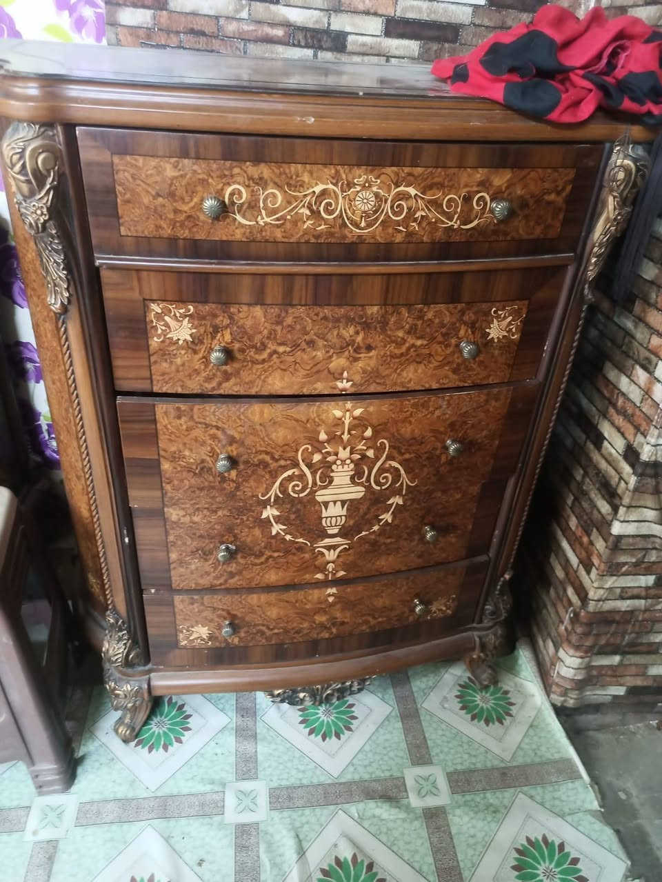 غرفه نوم   السعر 250 بيها مجال مكان بغداد. الاستفسار ع هذا الرقم.   ***********
