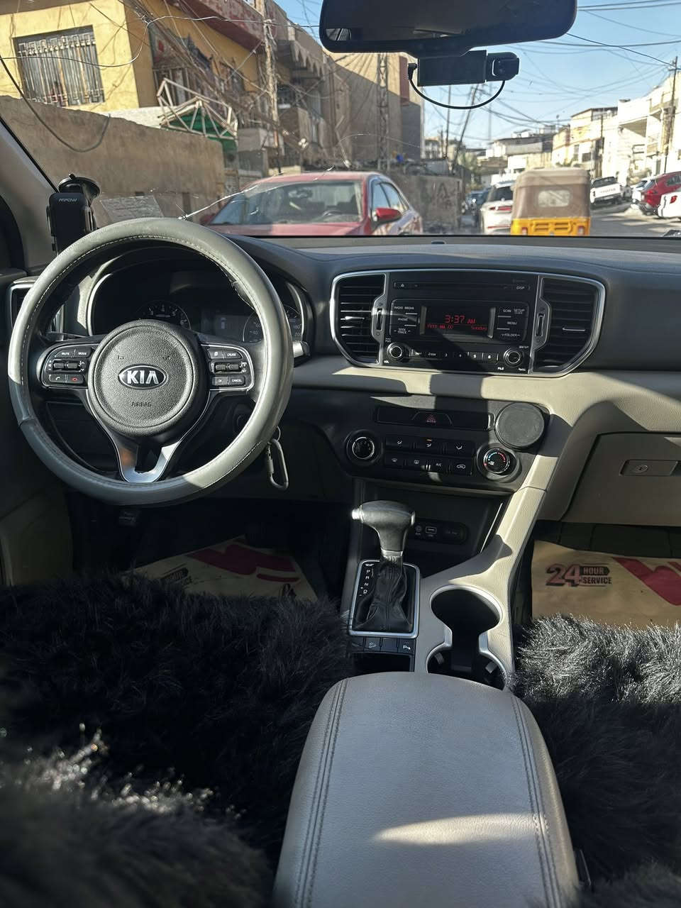 حياكم الله 
كيا سبورتج 
موديل 2017
خليجي بيه باب صبغ 
ماشية 🚶‍♀️ 170 الف
سيارة جديدة وجاهزة 
السعر 148 قفل 
وبالعافيه على ياخذها 
وبيه سونار حديث 
موبايل ***********
