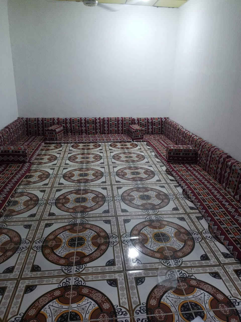 جلسه عربيه مناسبه جدا السعر 200 الف مكان الزبير ***********
