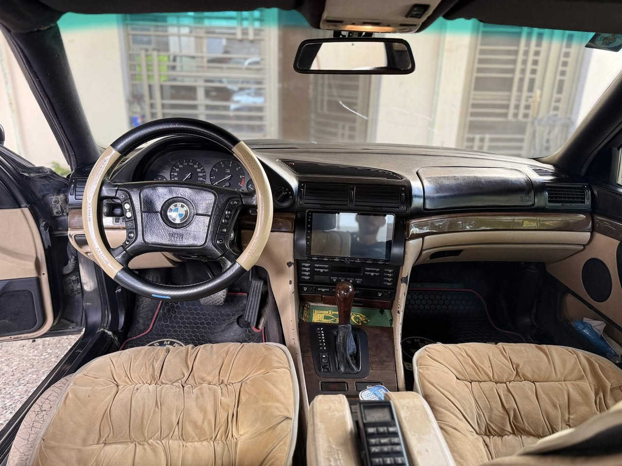 السلام عليكم
بي ام دبيلو خفاش 
 موديل 1995 حجم السيارة 735 السيارة بدون حادث كير ومحرك مكفول السيارة السيارة خير من الله سنوية بأسمي تحويل مباشر مكان السيارة بغداد 
***********
