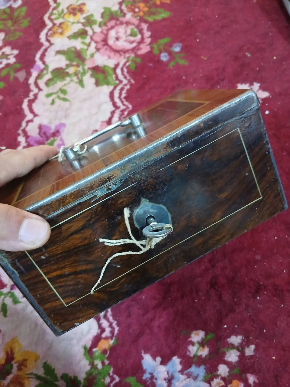صندوق قديم جداً وثقيل وزنه كيلوين وربع تقريباً
مع المفتاح القياس موضح بالصور 
السعر 60 الف


**إذا كنت صاحب هذا الإعلان وتريد حذفه لأي سبب، رجاءا أرسل رسالة إلى الدعم الفني**