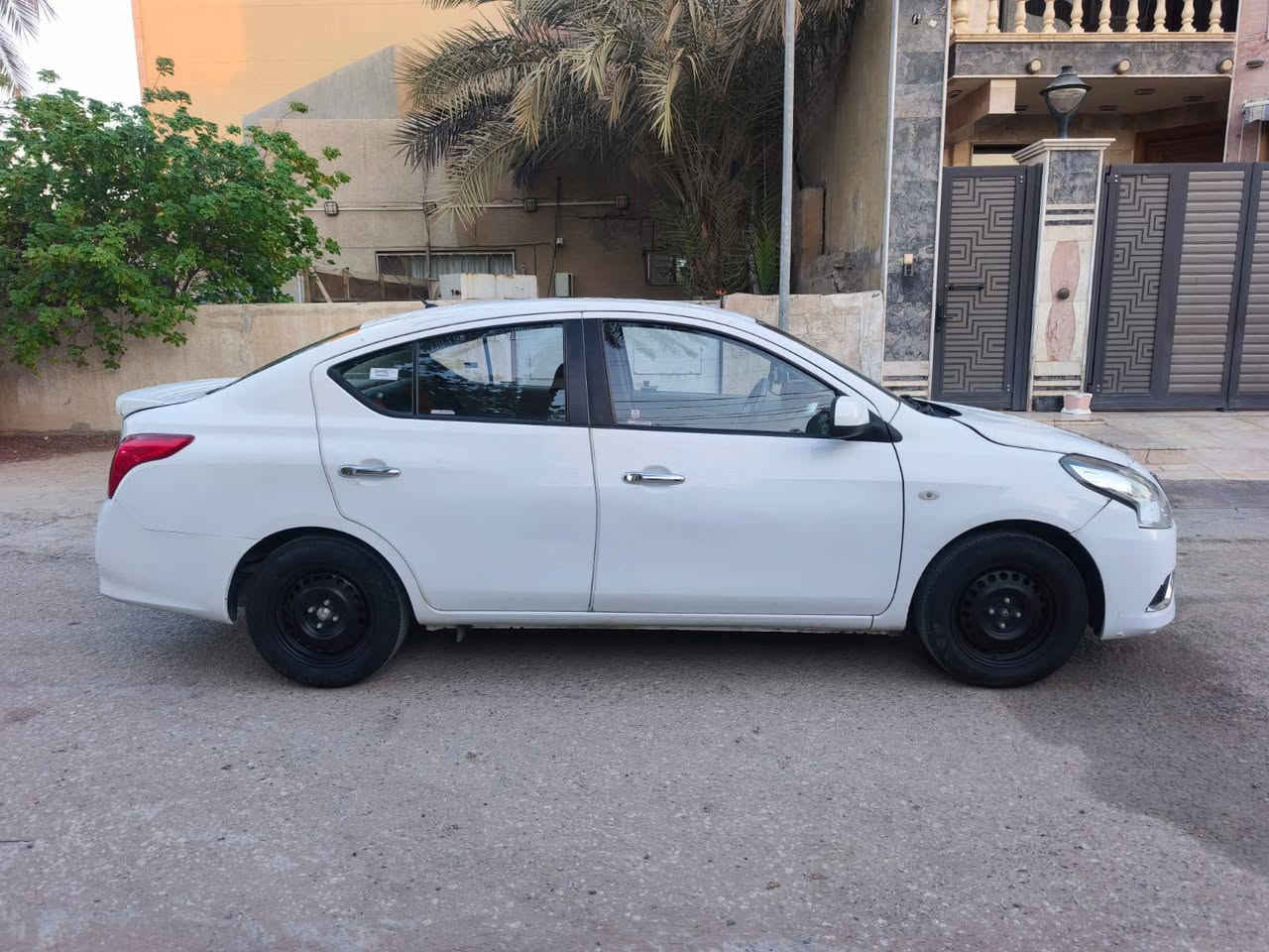 نيسان سني 2021 سيارة جديدة ماشي 82الف بيه قطعة صبغ وبيه بارد كلش بصيط مكينة وكير وحدادية وتبريد على وضع الشركة السعر 83 رقمي *********** مكان السيارة حلة مركز مدينة
