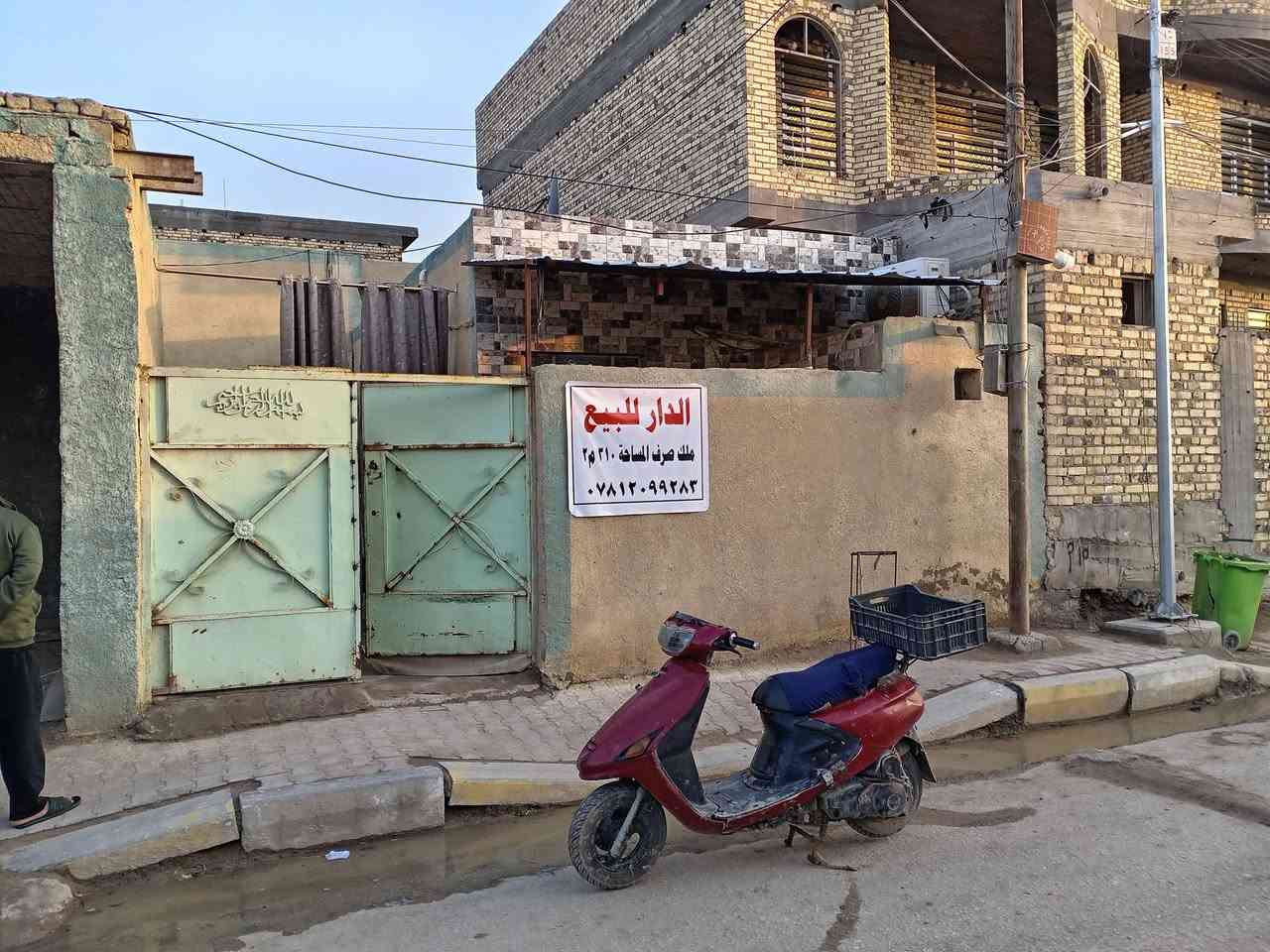 السلام عليكم
بيت للبيع مساحة ٣١٠ متر مربع
الواجهة ١٣ متر والنزال ٢٤ متر طابو ملك صرف
عرض الشارع الرئيسي اكثر من ١٠ متر تبليط ماء ومجاري وكهرباء
يحتوي على غرف عد  ٤ وهول وبراني وصحيات عدد ٣ وحمام داخلي وخارجي
البناء قديم
وايضا يصلح للاستثمار اكثر من بيت
يقع في حي الحسين عليه السلام قرب المركز الصحي الثاني خلف مدرسة العباس الابتدائية 
للاستفسار مع صاحب الدار اتصال او واتساب ***********
