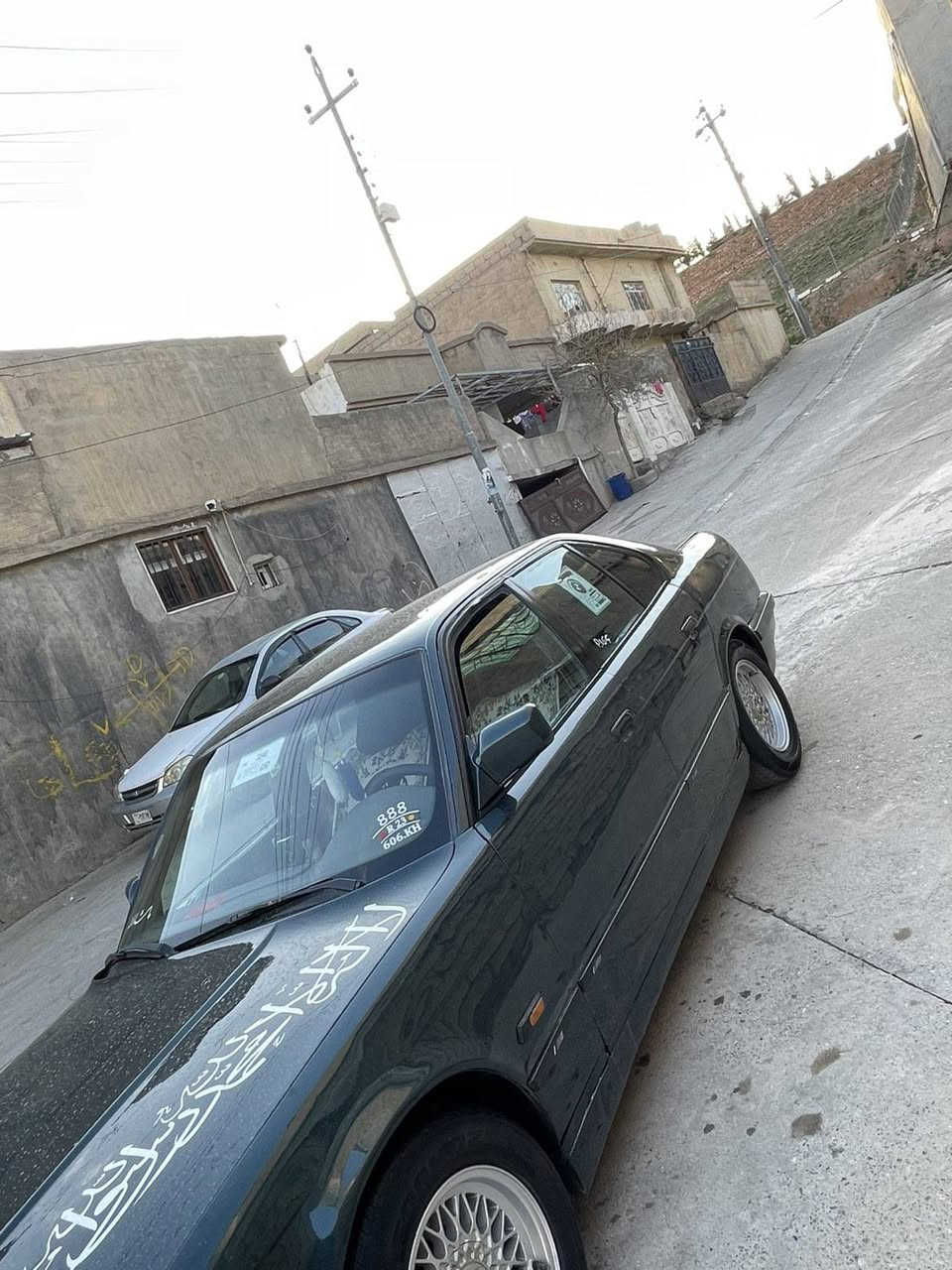 سەرەتا بەناوی خوای گەورە بیئێم ساخ علووج مەکینە 520i کەپسی گێڕ عادی سمس سەیارەکە فوول عادیە بە نسبەت دەعم پشتی دەعمی پێوەیە بێ حەوز حەوزی نەگرتوە پێشی نوکە دەرزی پێوە نیە تەبریت ساردی و گەرمی بەشەرت غازیشی تێدایە فڵچەو لایت و چوار فلاش و ئیشاڕەت و کامل کارەبایی بەشەرت گێڕ و مەکینەی بەشەرت تەنها ئەکسڵی سەوتی تیایە پارەی ئەکسڵەکەت بۆ ئەگێڕمەوە چوار تایەو ویلی حەسیری مووشەبەکی بیلادی لەژێرە سەیارەکە زەیتونیە چوار ڕۆژە بۆیاغ عامم کردوە شوشەیی ناو غووڕفەی ڕەساسیە لۆک لۆکە ناو غووڕفەی دەقی بیلادی ماوەتەوە سەیارەکە ماڵی مەدەنی و دزیاری و مووس و بڕاوەی بەشەرت شوێن کۆیە سعری ۲۹ وەرەقە و کەمێک مەجال گۆڕینەوە تەنها بە بیئێم *********** كويسينجاك, أربيل
