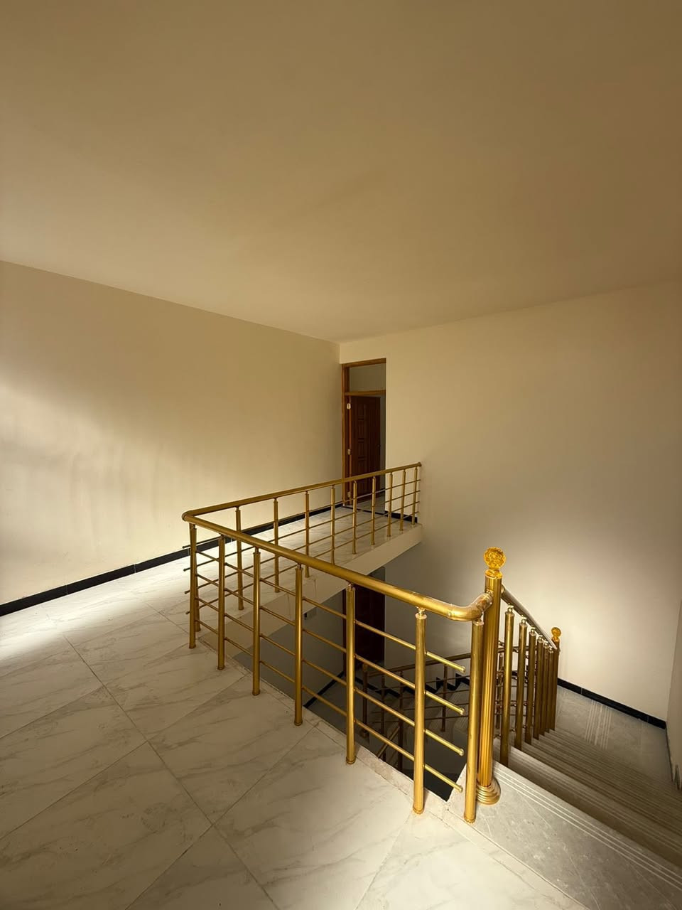 السلام عليكم بيت للبيع بالجزيره مقابيل البرج مال الجزيره المساحه ١٠٠ نزال ٢٠ واجه ٥  متكون من القاط الاول صاله وغرفه نوم وصحيات والقاط الثاني صحيات وغرفتين نوم والقاط الثالث غرفه نوم وبالكونه السعر ١٥٠ من فضل الله البيت كامل مكمل *********** أي استفسار  اتصل ع هذا الرقم
رجاءا فقط الي يريد يشتري يتصل  والسعر بيه مجال
