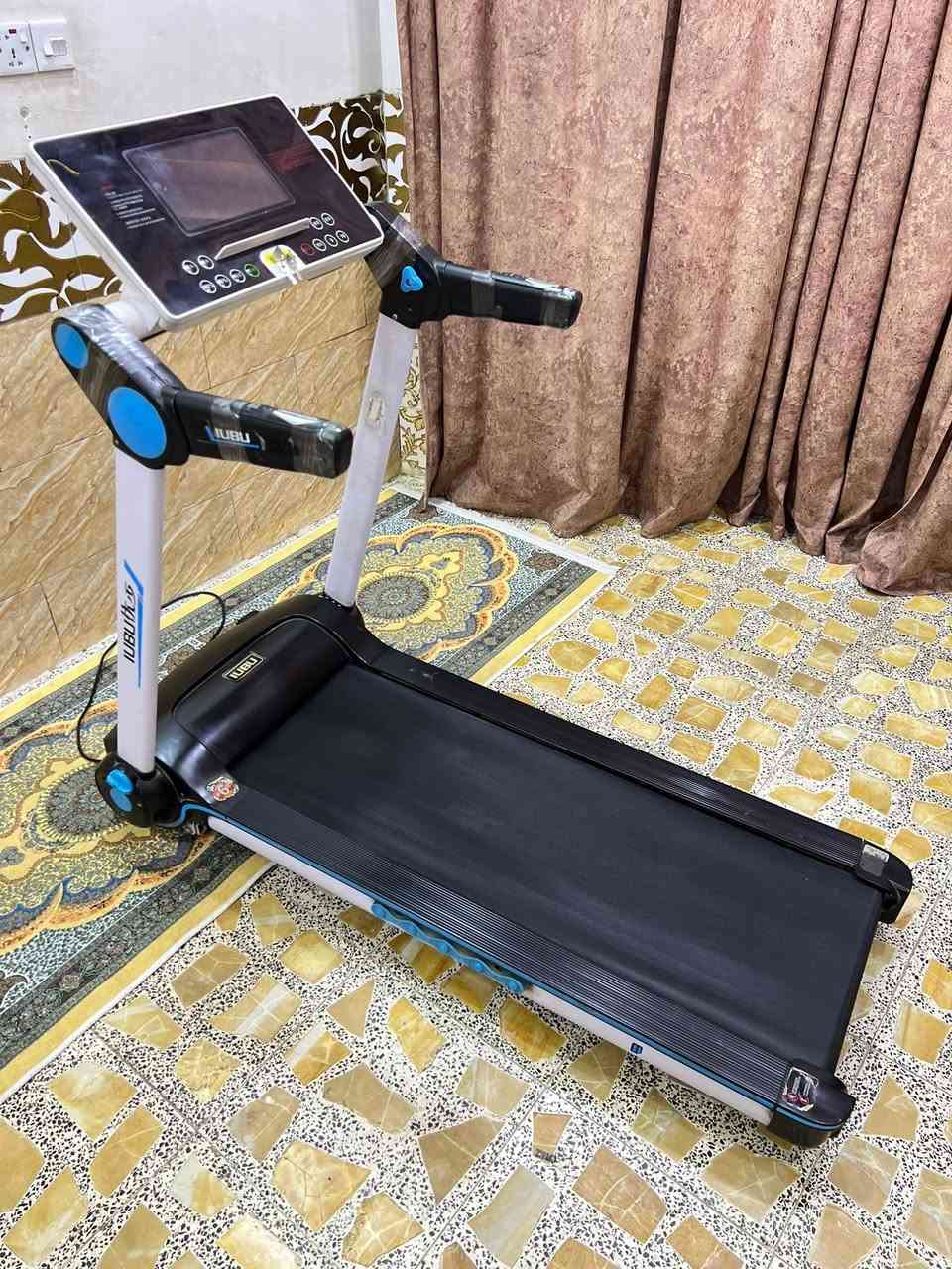 جهاز جري جبلي دبل ماطور ماركة ايوبا شاشه لمس عباره عن ايباد بيها يوتيوب تكنيك وبيها مناظر طبيعيه تحكمات لمس شتريد بيها يحمل120KG وسرعه عاليه14.8 وجبلي عالي 15 درجه الشاشه تعد وقت سعرات حراريه قياس نبضات القلب مسافه مقطوعه كذلك بي اواكس بلوتوث شاحن موبايل جهاز يطبك ومياخذ مساحه حته يداته تطبك تكدر تخلي وره البرده وميبين بعد😀كامل مواصفات سعره 275 الف بغداد يوجد توصيل جميع المحافظات ***********
