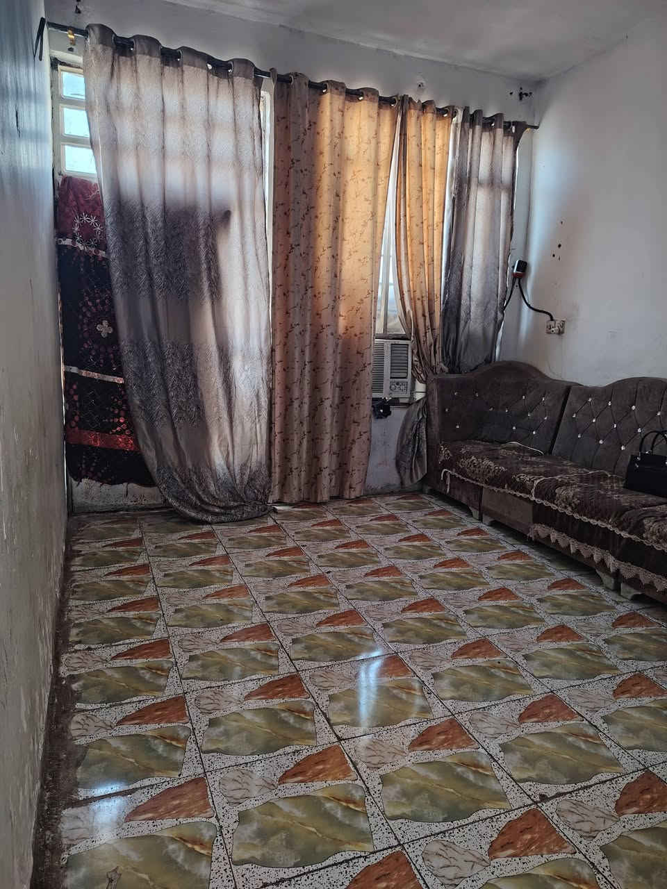 السلام عليكم بيت تجاوز للبيع بالشيشان بضهر المدرسه الحديديه الخضره كلش مرتب السكف صب كونكريتي والارضيه كاشي ومكان كلش هادئ يحتوي على غرفه كبيره ومطبخ وصحيات وهول وممر جانبي و طرمه سعره ويه الاثاث ب١٨ بدون اثاث ب١٦ مليون سعر كلش مناسب بالنسبه لخريطته وبنائه ما عليه اي ازاله وبالعافيه عاليشتري


**إذا كنت صاحب هذا الإعلان وتريد حذفه لأي سبب، رجاءا أرسل رسالة إلى الدعم الفني**
