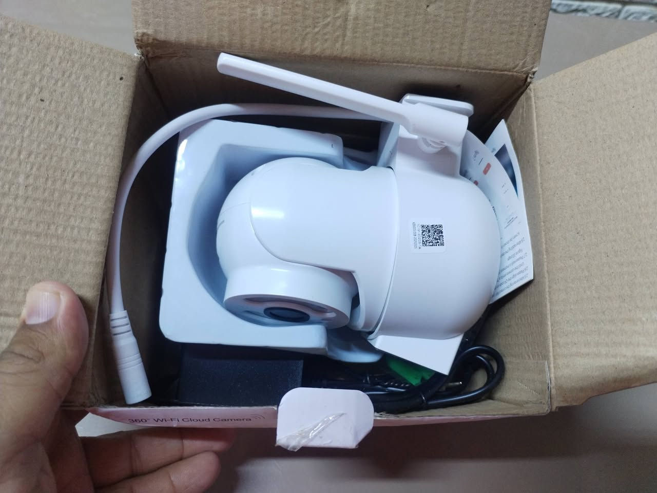 كاميرا مراقبة ذكية تدعم الاتصال بالإنترنت، وهي مصممة للمراقبة الشاملة للمنازل والمتاجر والمستودعات.
زاوية رؤية بانورامية: توفر تغطية كاملة بزاوية 360 درجة لمراقبة المكان بالكامل.

الاتصال بالإنترنت: تتصل بشبكة الـ Wi-Fi لإمكانية المشاهدة عن بعد عبر الهاتف الذكي.

تطبيق ذكي: تتوافق مع تطبيق للهواتف الذكية يسمح بمراقبة البث المباشر من أي مكان.

كشف الحركة: تدعم ميزات تنبيهية عند اكتشاف أي نشاط مشبوه.

السعر 20الف
توصيل بصرة ولكل المحافظات


**إذا كنت صاحب هذا الإعلان وتريد حذفه لأي سبب، رجاءا أرسل رسالة إلى الدعم الفني**