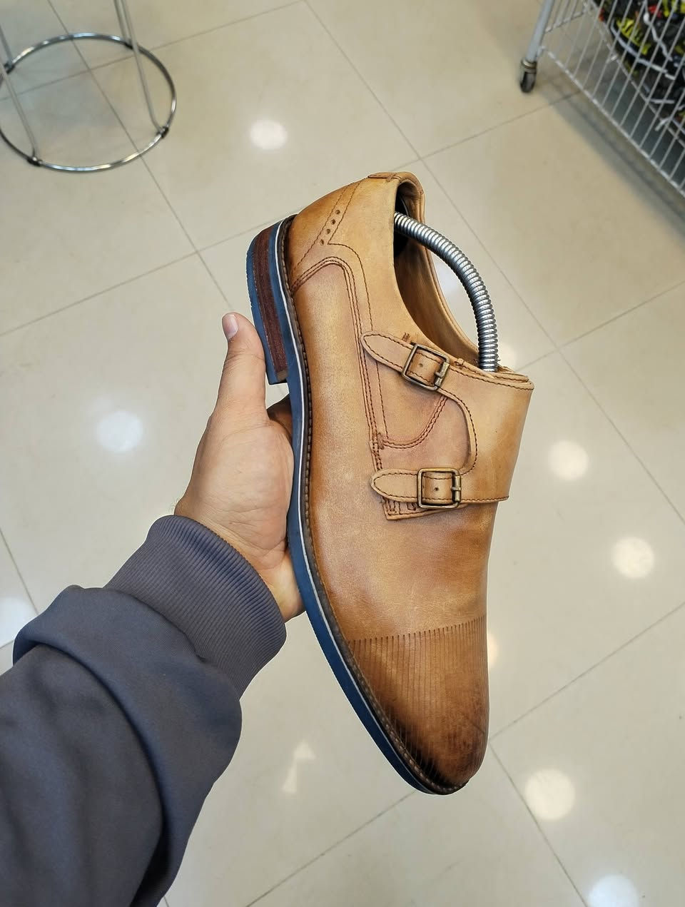 حذاء مصنوع من جلد النعام 
ماركة جورجيو بروتيني 
من أغلى البراندات العالمية 
أصلي وكالة اورجنال 
قياس 43 طول القدم 27 ونص 
قطعة ولا غلطة رسمي وبدلات 
للحجز على خاص 
أو مراسلة واتساب ***********
توصيل لكل محافظات العراق 

متوفر نقدا وبالاقساط
