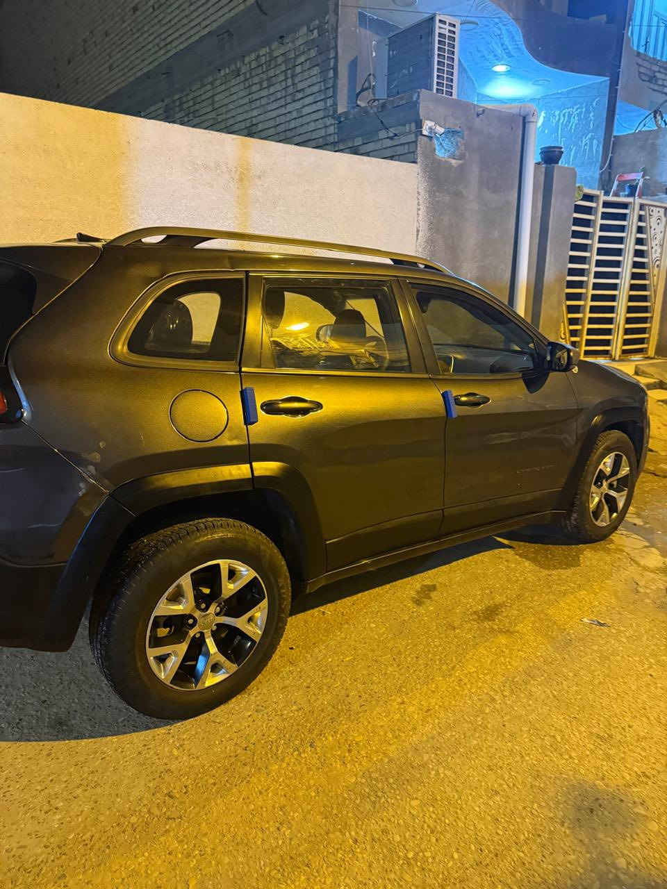 السلام عليكم
جيب شيروكي بزون تريل هوك فول مواصفات( 2018 )
للبيع فقط ب 145ورقة بدون مراوس
 رقم نجف باسمي تحويل مباشر
مكانه في العماره 

المواصفات 
...........................
دفع رباعي 4x4
محرك 4سلندر 2400
وضعيات قيادة متعددة
هندبريك بصمة
شاشة جبيرة
كاميرا دوارة
حساس خلفي
كشن السائق كهرباء جلد حاضنة
كشن تدفئة تبريد
كشن ميموري خزن حركتين
فتحة سقف على طول السياره
رادار مري جانبي
اشارة مري جانبية
مري قلاب عند الرجوع 
شفتات ستيرن
تاير صحراوي جبلي
جنطة كهرباء 
جنطة بصمة ايظاً 
تشغيل عن بعد
ابواب بصمة
سبير ويل جديد
هوكات سحب امامي وخلفي.
صور الحادث بالمنشور 
مكاني ( العماره قطاع شارع المدارس) للاستفسار اكثر
رقم الهاتف 0770557223


**إذا كنت صاحب هذا الإعلان وتريد حذفه لأي سبب، رجاءا أرسل رسالة إلى الدعم الفني**