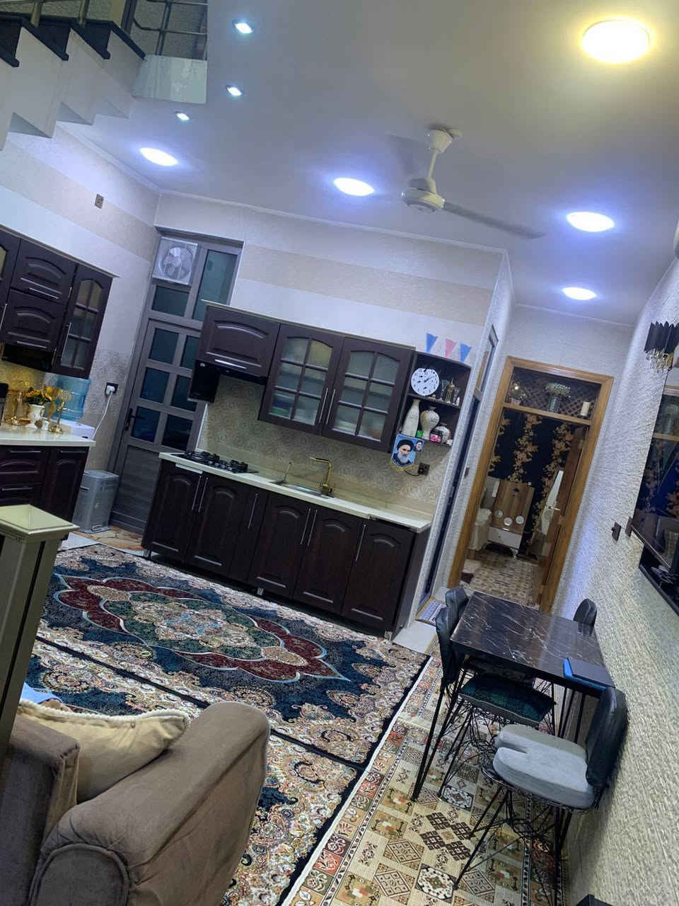 📍 للبيع دار سكنية – البلديات / مضمار العابد
خلف سنتر البلديات، مقابل البازيخانه – سما البلديات
🔹 المساحة: 100 متر
🔹 الواجهة: 5 متر
🔹 النزال: 20 متر
🔹 سنة البناء: 2022
🔹 بناء درجة أولى
🔹 تصميم مريح وخريطة مرتبة
تتكون من:
▪️ 3 غرف نوم
▪️ صالة
▪️ 2 حمام
دار نظيفة وبمواصفات ممتازة وموقع مميز، مناسبة للسكن العائلي. للاستفسار أو تصال عبر رقم 📞📞***********
