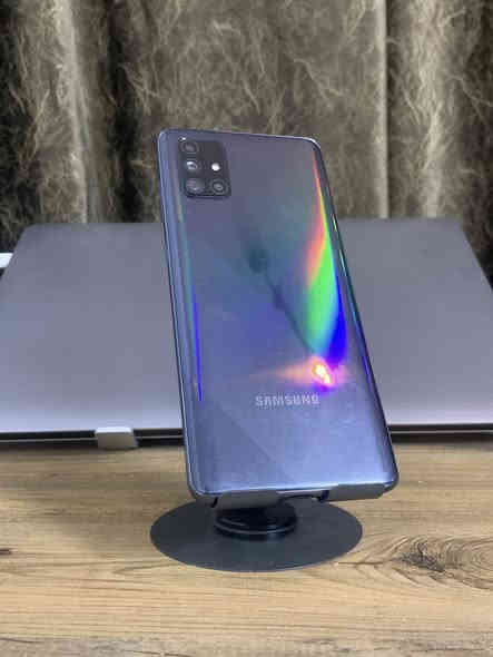 📱 Samsung Galaxy A71 للبيع

🔹 اللون: أسود
🔹 السعة: 128GB
🔹 الجهاز نظيف جدًا
🔹 الشاشة خالية من الشخوط — النقاط الظاهرة بالصور هي من لزكة الحماية فقط
🔹 الجهاز ما مفتوح نهائيًا
🔹 يجي وياه كفر هدية + الكارتونة الأصلية 🎁

🧩 المواصفات العامة:
• شاشة Super AMOLED Plus بحجم 6.7 إنش FHD+
• ذاكرة RAM 8GB
• معالج Snapdragon 730 قوي وسلس
• بطارية 4500mAh تكفي استخدام يوم كامل
• كاميرا خلفية رباعية بدقة 64MP
• بصمة داخل الشاشة + شحن سريع 25W
• يشغل ببجي 60 فريم بثبات 🎮
• أداء ممتاز للألعاب المتوسطة والتصفح والاستخدام اليومي

💰 السعر: 150 ألف بيه مجال

📞 للتواصل: ماسنجر أو واتساب ***********
📍 الموقع: بغداد – حي القاهرة
🚫 ماكو توصيل

