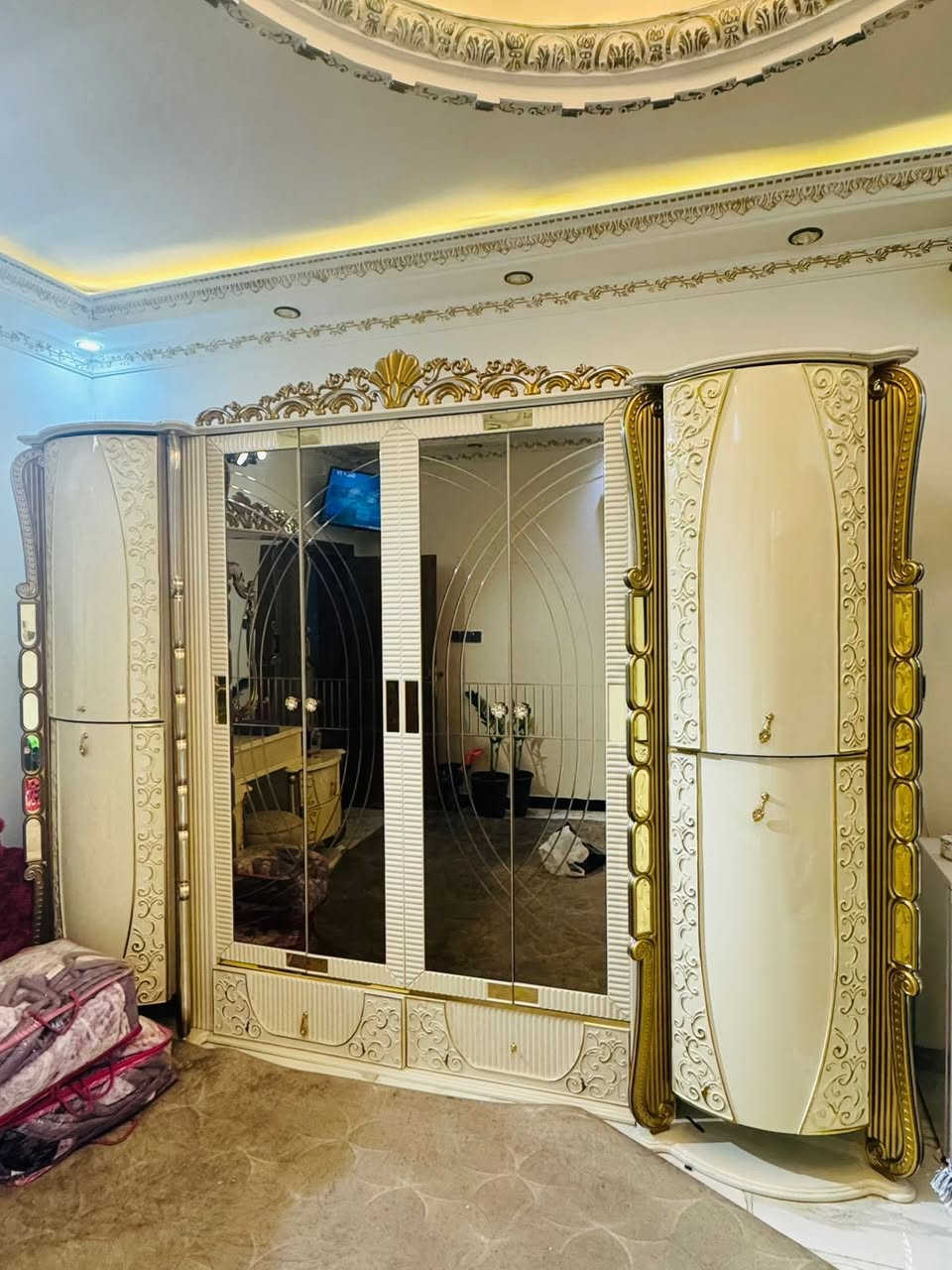 السلام عليكم غرفة نوم ملكيه 7 قطع مستعمله نظيفه جداً اناره ثريا بالچربايه وسبورت لايت وسبورت لايت ايضاً بالكومديات وسبورت لايت بميز مرايه 
السعر 1.750.000
غير متواجد ع النت مكلف بالنشر 
للتواصل على الرقم 
***********
