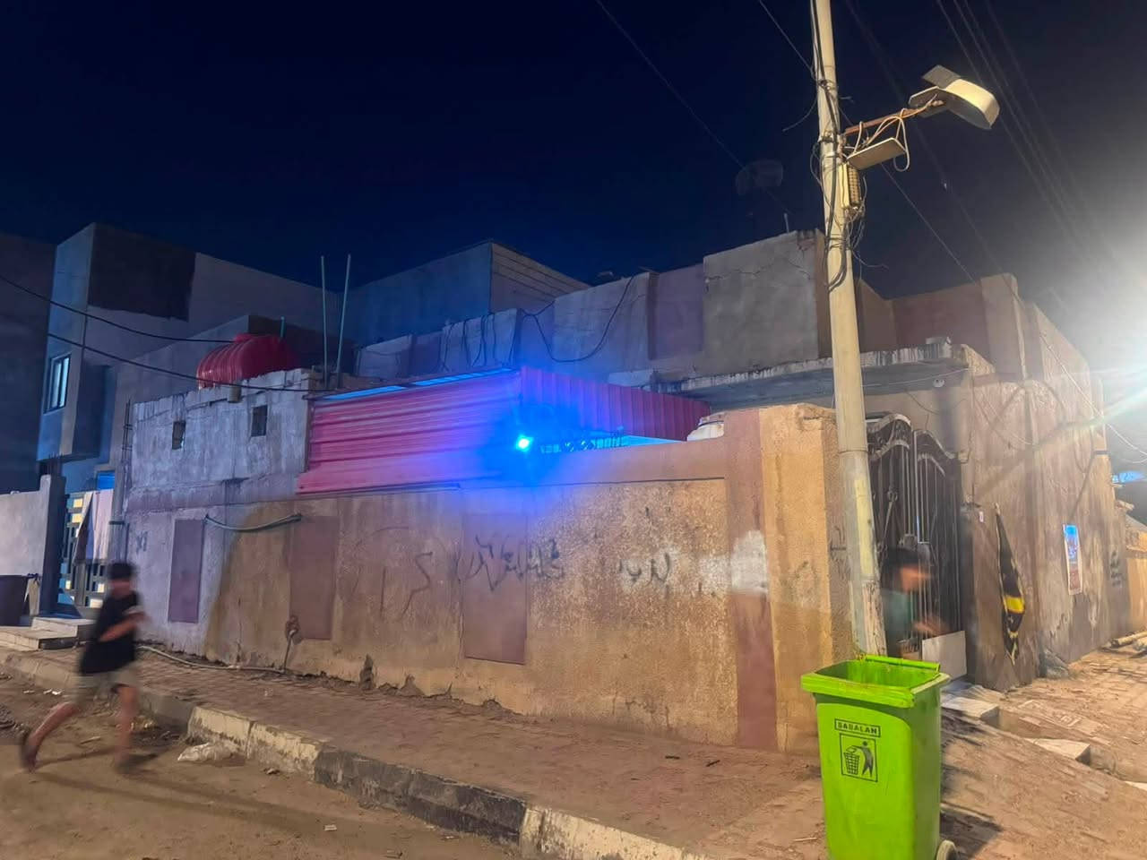 السلام عليكم
بيت بالجنينه شارع المصلحه مجاور دائره الكهرباء
مساحته ١٥٤ متر ركن 
للبيع فقط 
السعر ٣٦٠ مليون قابل للتفاوض 
للاستفسار الاتصال على الرقم
***********
